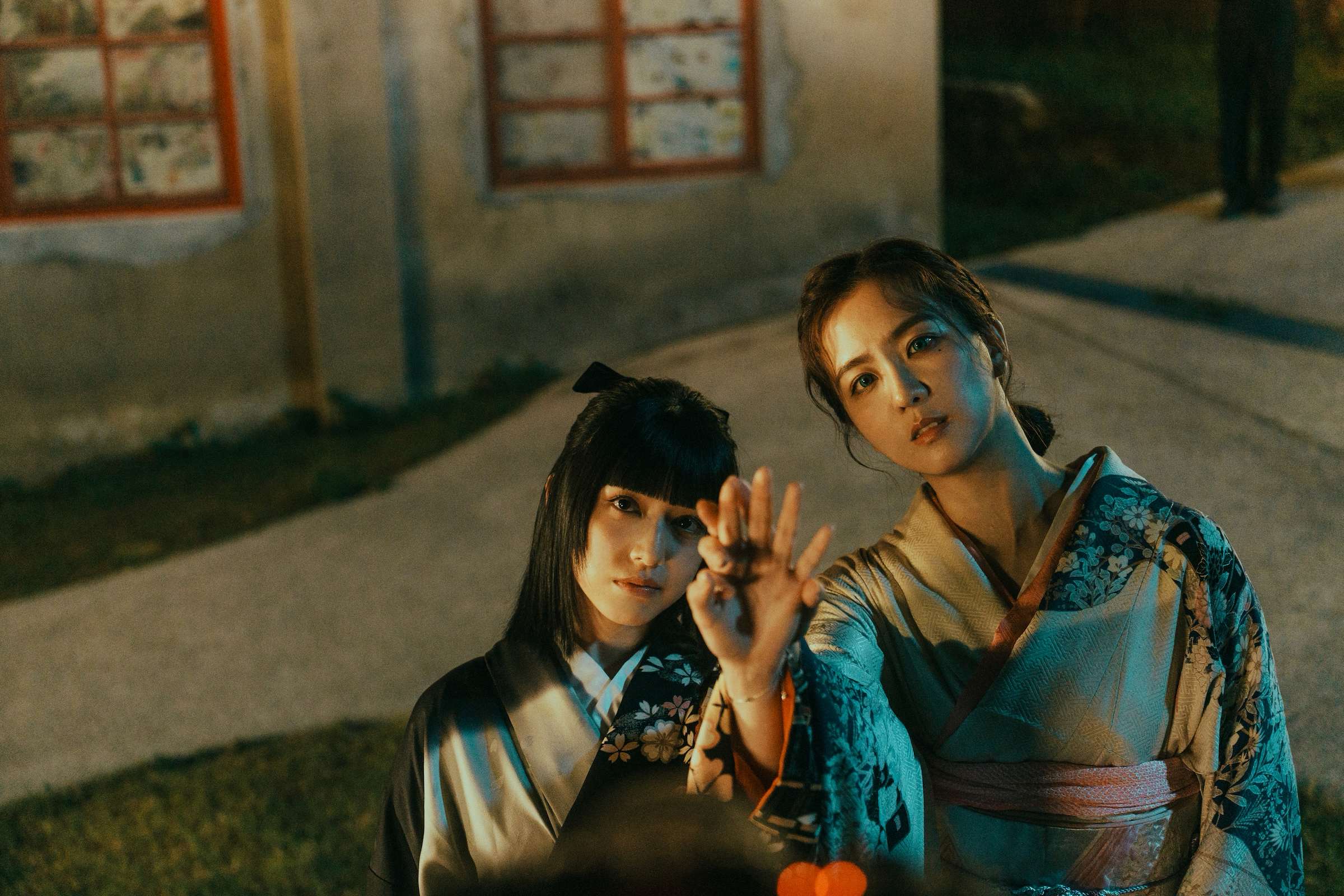 首度挑戰實境節目NPC角色，周曉涵、RIN母女檔扮相曝光。（圖／映底子國際傳媒股份有限公司提供）