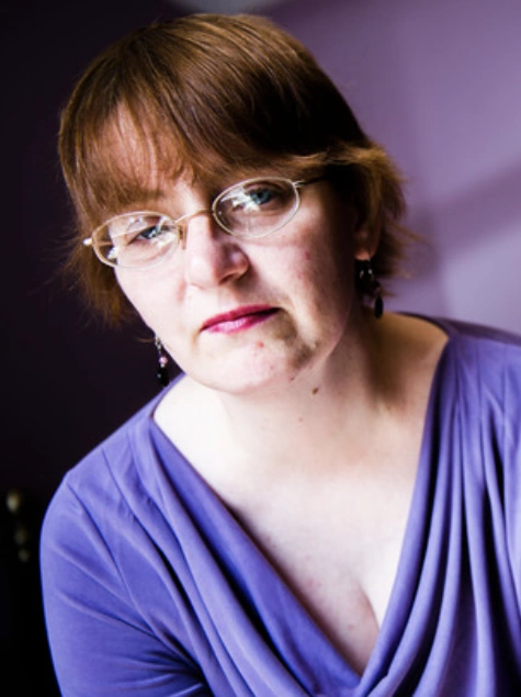 《狼血少年》編劇黛比穆恩（Debbie Moon）談及《狼血少年》靈感源自書店裡一本關於「狼」與「血」的書。（圖／小公視提供）