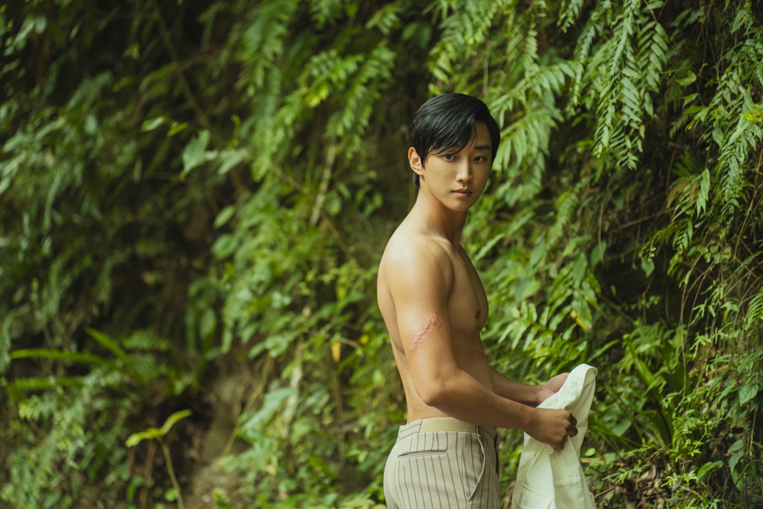 振永露出壯碩胸肌。(圖/瀚草文創GrX STUDIO提供)