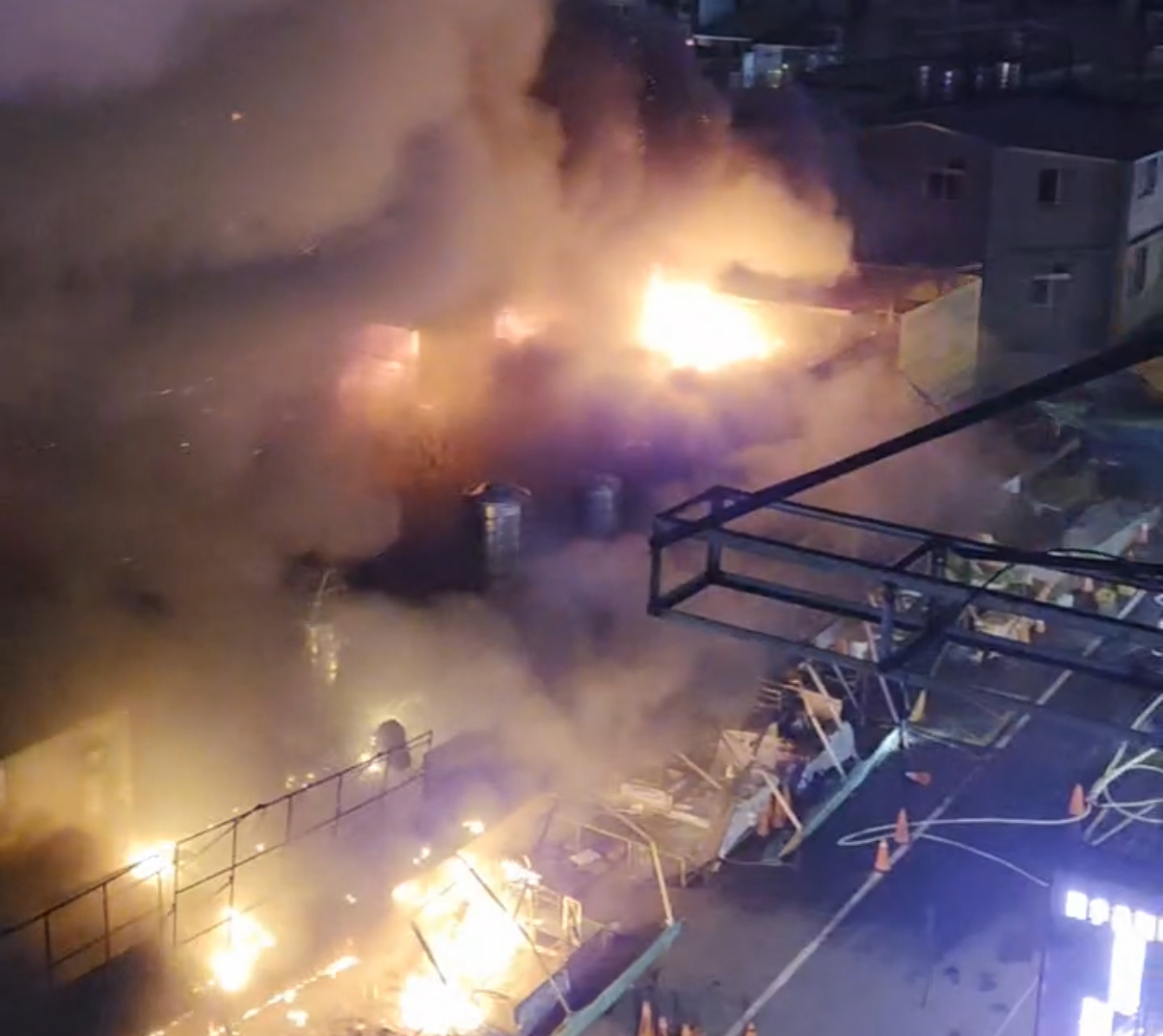 桃園南門市場火災。(圖/記者爆料網提供)