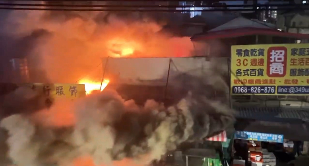 桃園南門市場火災。(圖/記者爆料網提供)