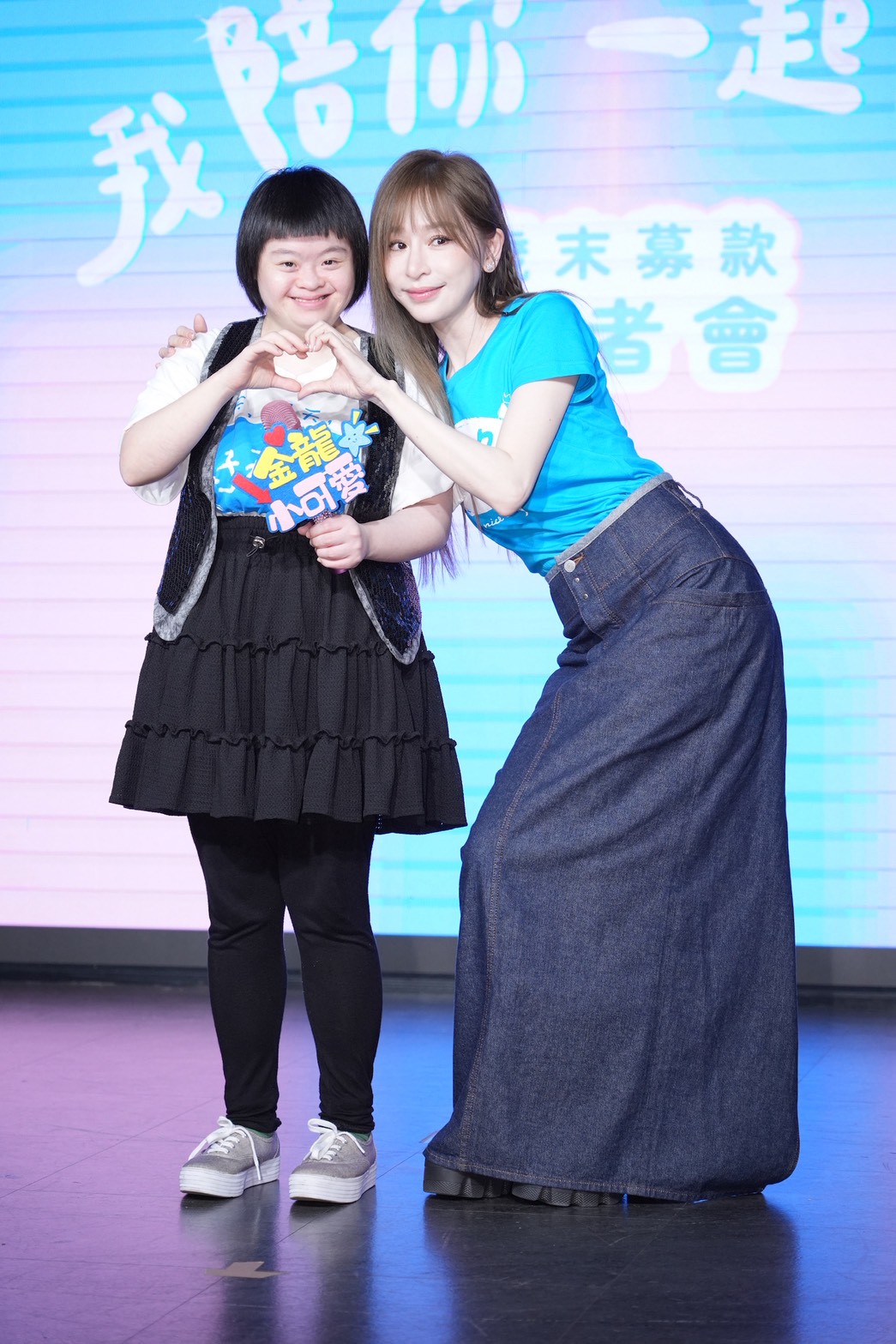 王心凌(右)佩服早療小朋友的勇氣。(圖/記者許方正攝)