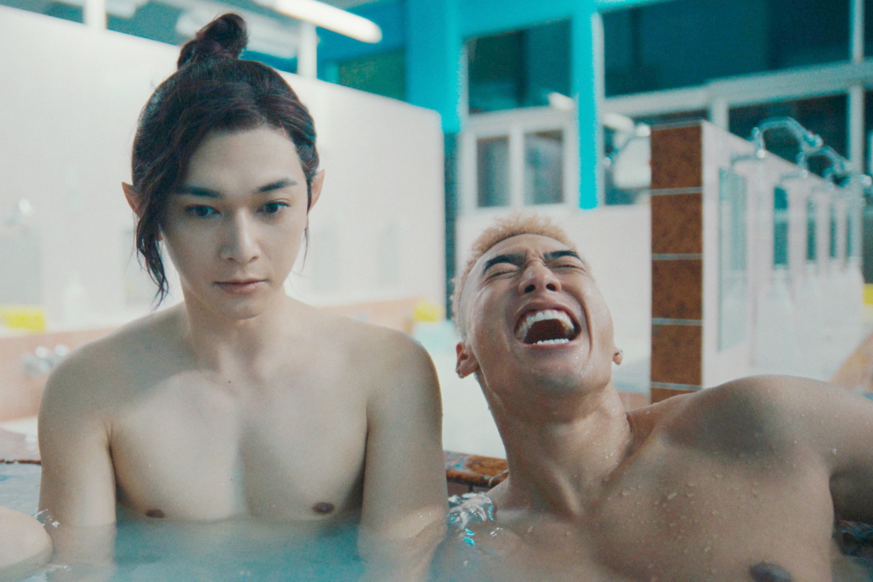 吉澤亮(左)看到同樣一身肌肉的關口Mandy(右)後,讓他崩潰到大喊絕望。(圖/采昌提供)