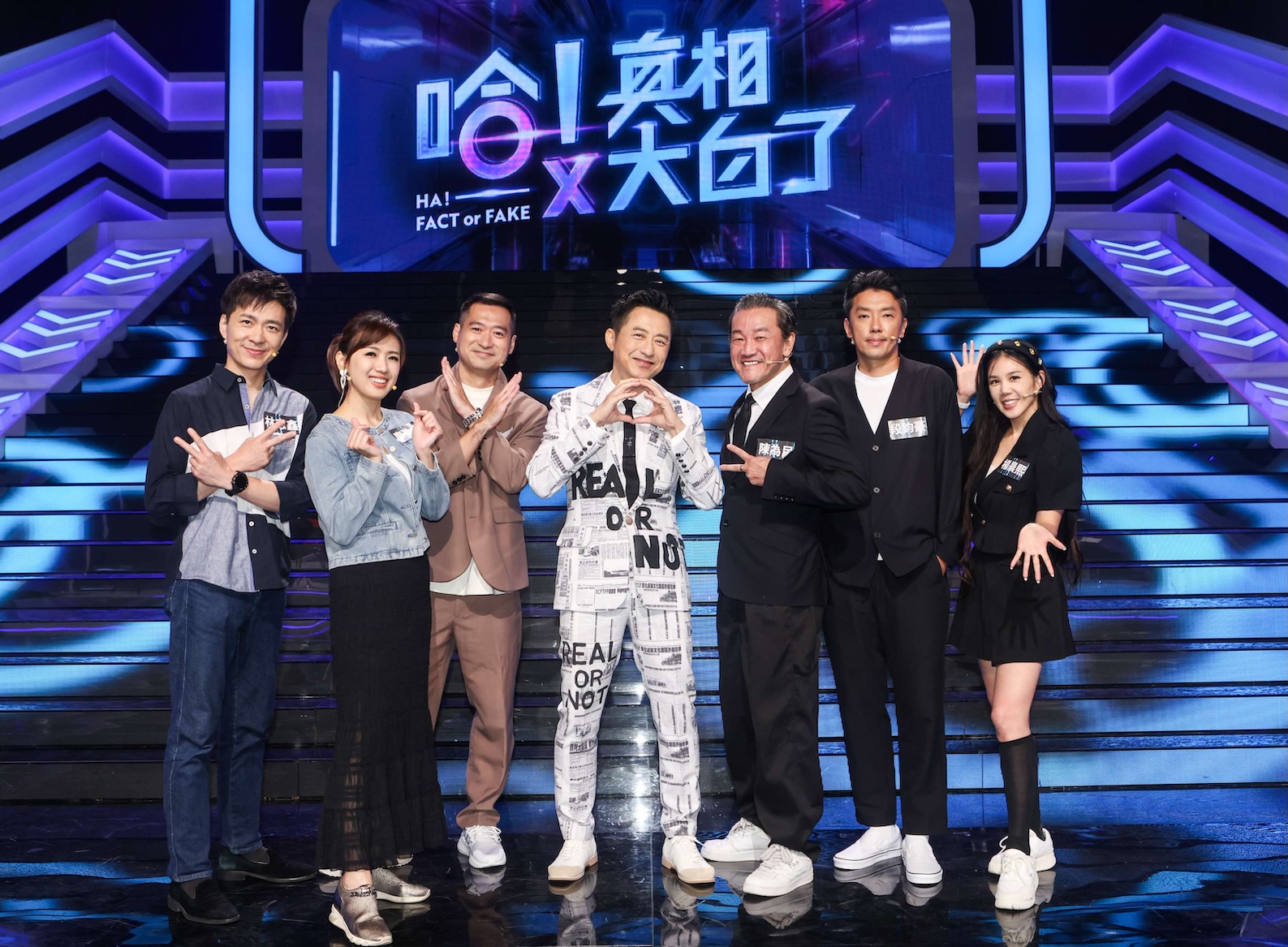 庾澄慶（中）邀林志鑫（左起）、廖盈婷、黃志豪、陳為民、段鈞豪、楊晨熙上節目參賽。（圖／公視提供）