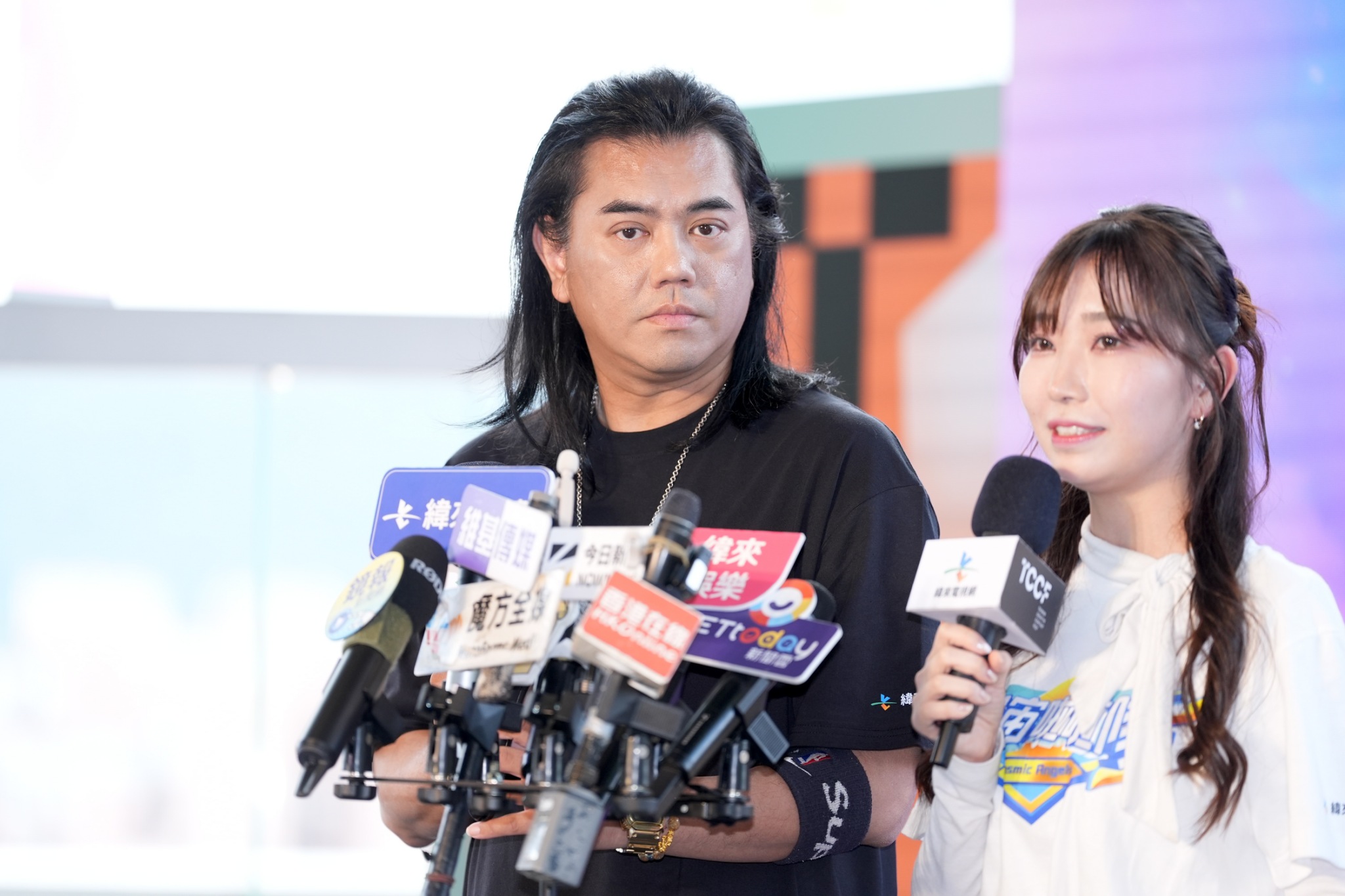 B2(左)和麻由分享節目趣事。(圖/記者陳明中攝)