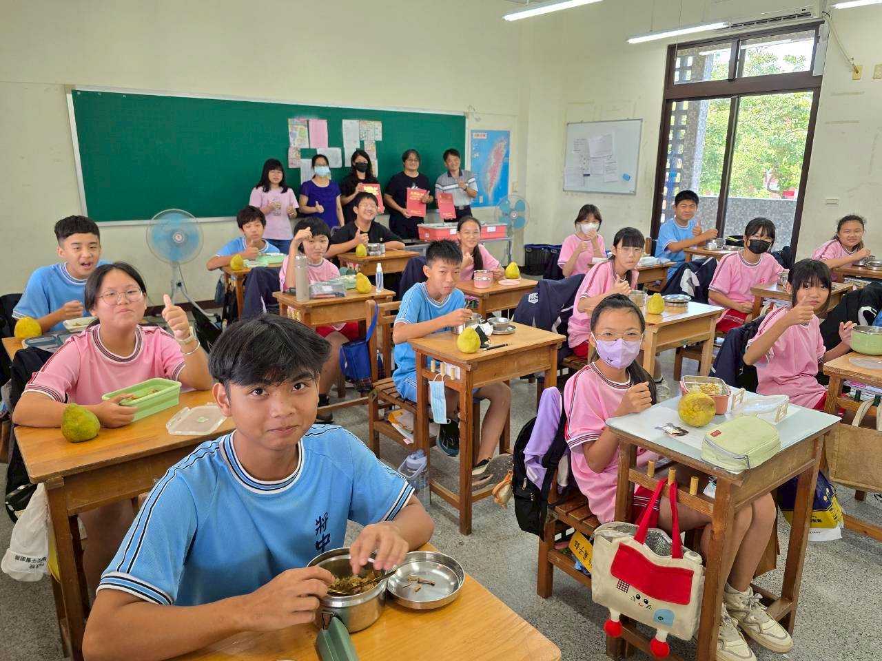 學生快樂享用營養午餐示意圖。（圖／臺南市政府提供）