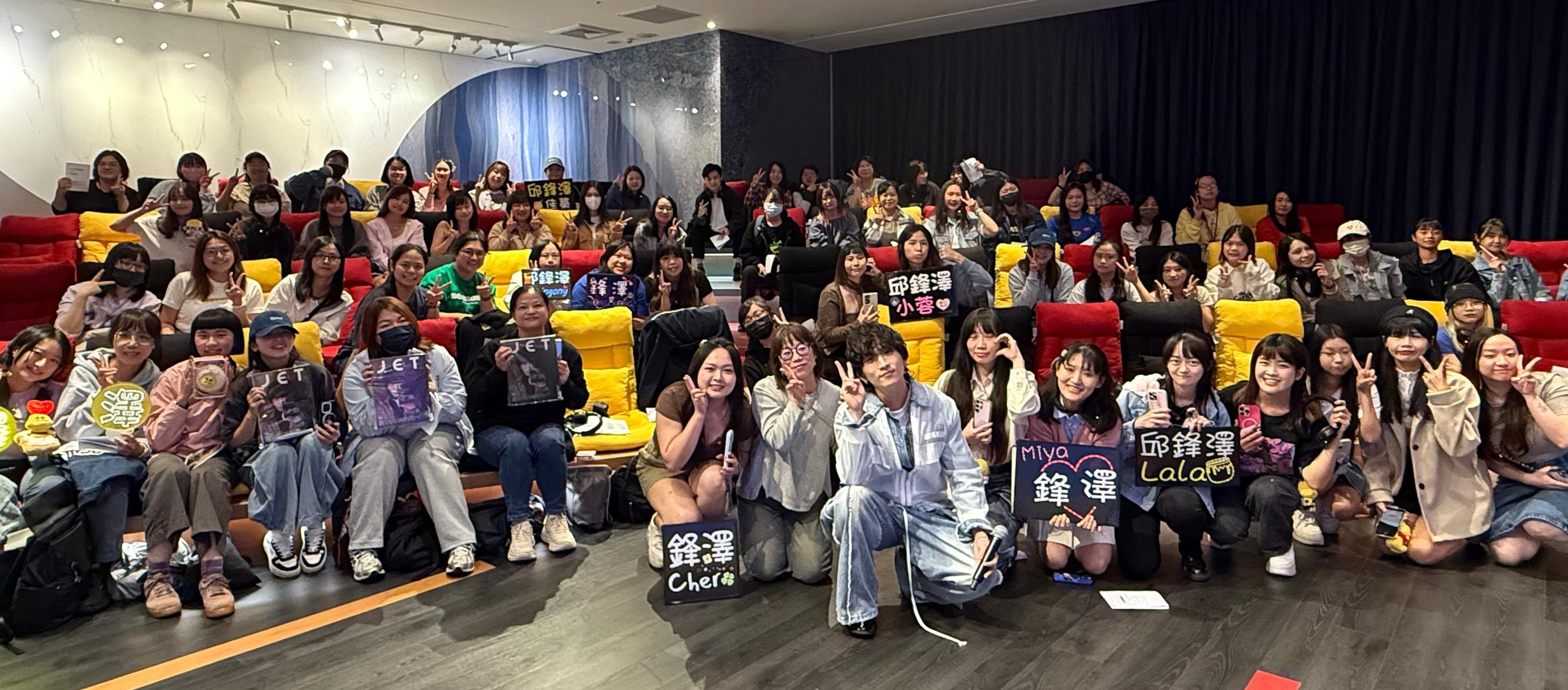 邱鋒澤特別邀請近100位歌迷來參加浪漫的專輯試聽會。(圖/原音娛樂提供)