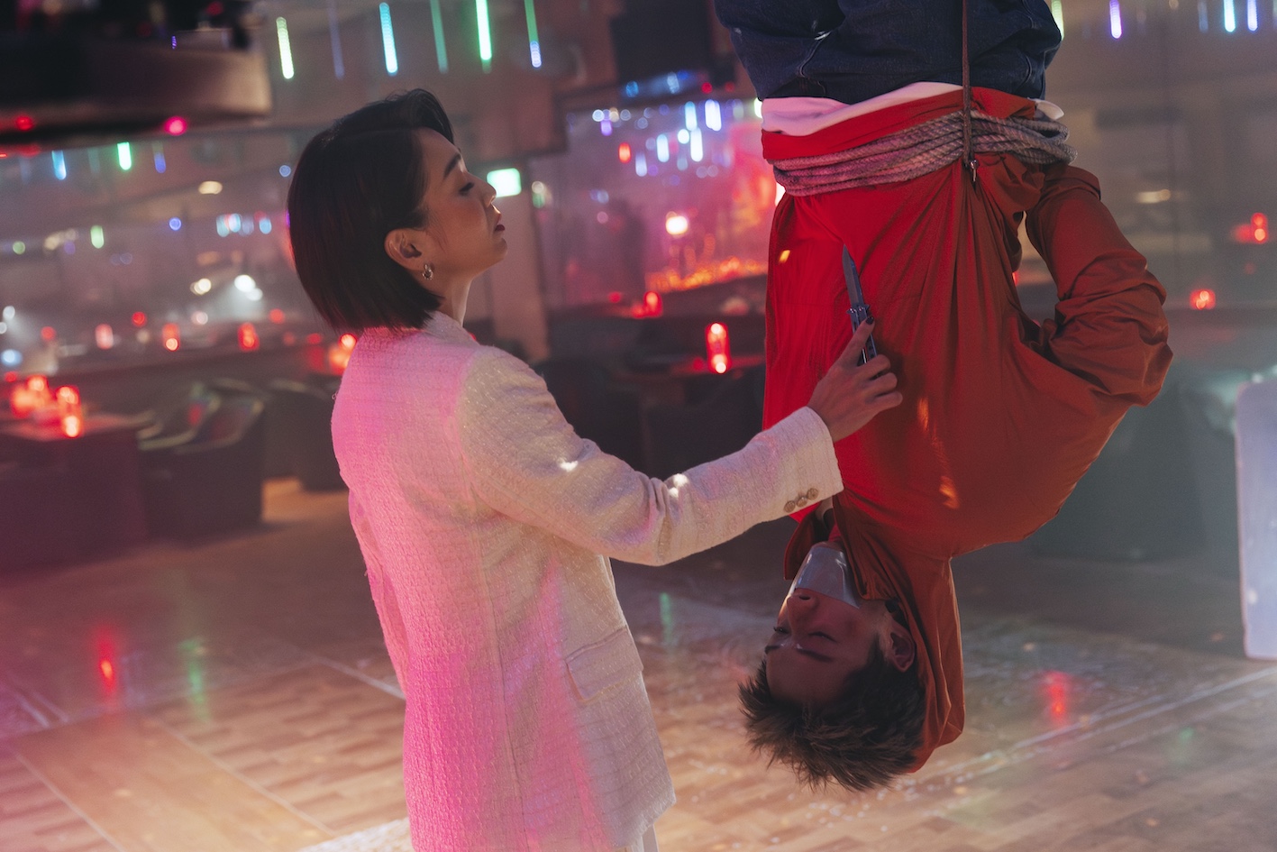 陳澤耀(右)挑戰極限「倒吊」戲血衝腦險昏厥。(圖/愛奇藝國際版、壹壹影業提供)