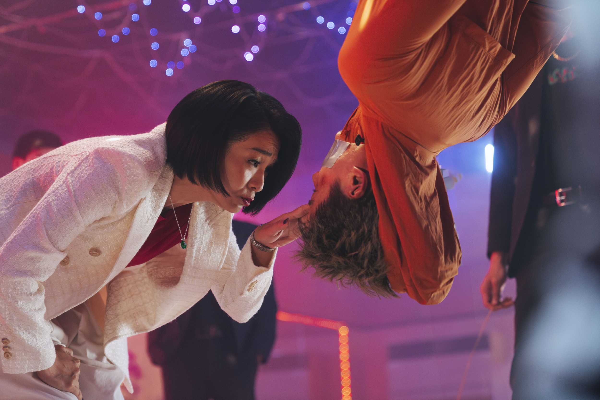 陳雪甄(左)安排陳澤耀(右)走後門入監所任職「賣身還債」。(圖/愛奇藝國際版、壹壹影業提供)