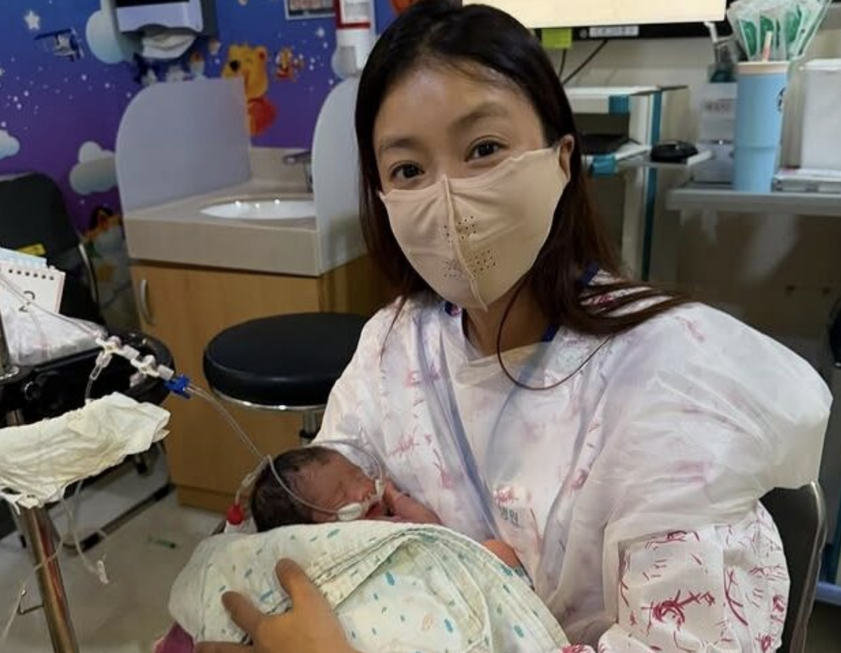 離婚後偷用前夫胚胎懷孕　43歲韓女星李施昤誕下二胎女寶