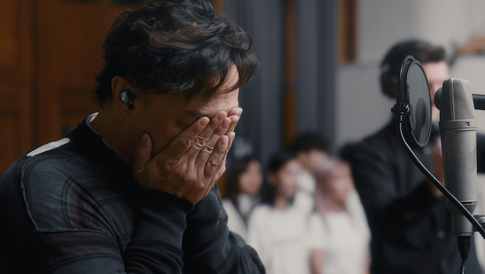 這次跨越二十年的音樂對話,讓陳奕迅在錄音現場感動落淚。(圖/環球音樂提供)