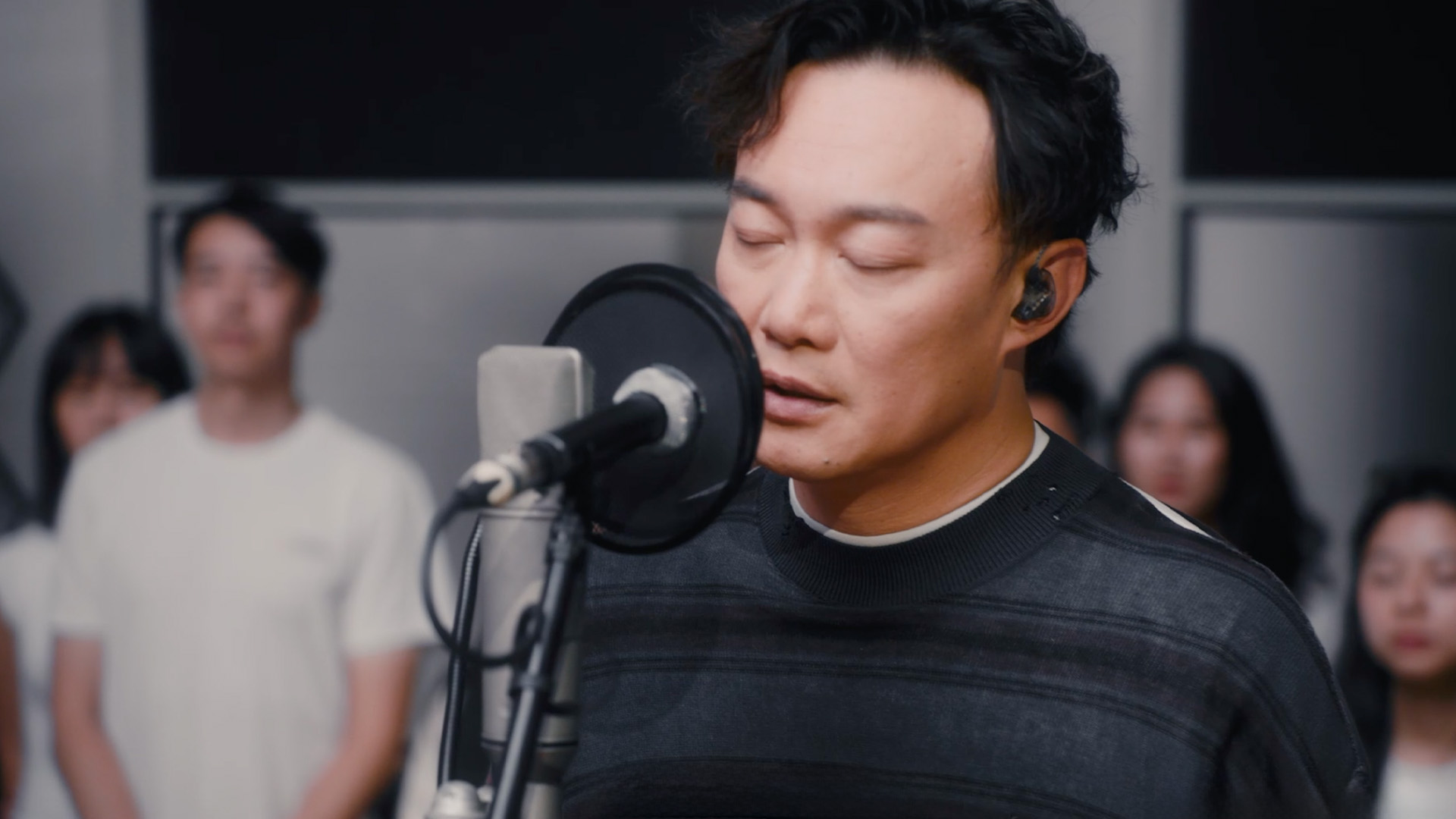 陳奕迅為經典金曲〈K歌之王〉重新灌注生命。(圖/環球音樂提供)