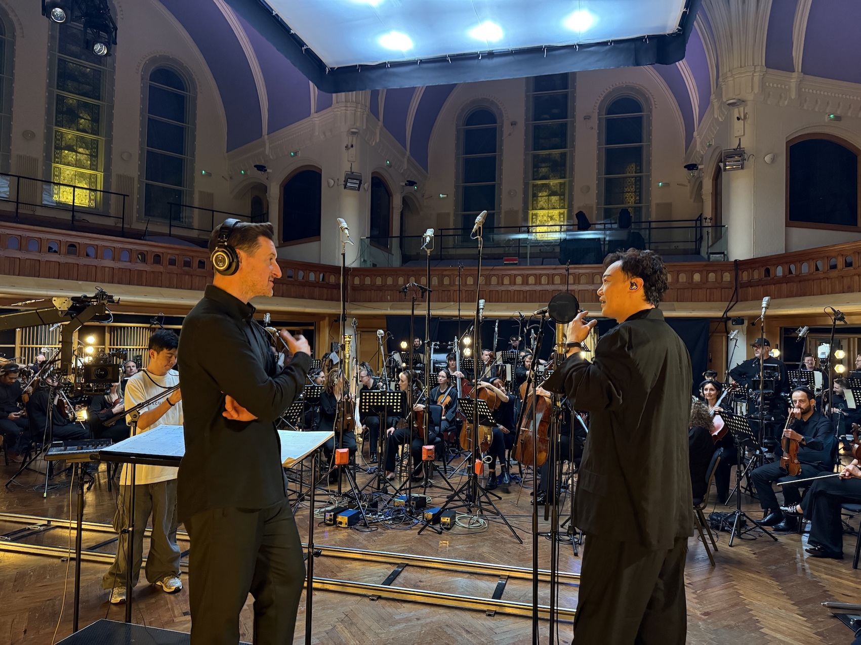 陳奕迅於AIR Studios與60位樂手組成的The Heritage Orchestra管弦樂團合作。（圖／環球音樂提供）