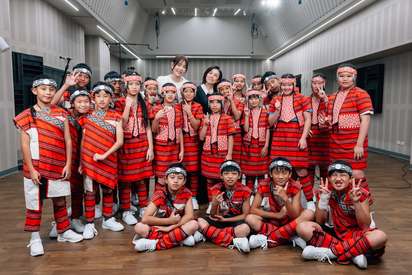 黃韻玲、賈永婕親赴錄音現場,與嘉興國小「拿互依&馬胎兒童合唱團」共同獻聲錄製跨年煙火音樂。(圖/北流提供)