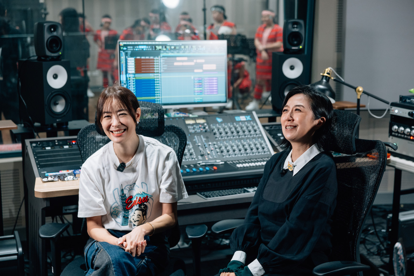 北流董事長黃韻玲(右)、台北101董事長賈永婕(左)4日在錄音室受訪。(圖/北流提供)