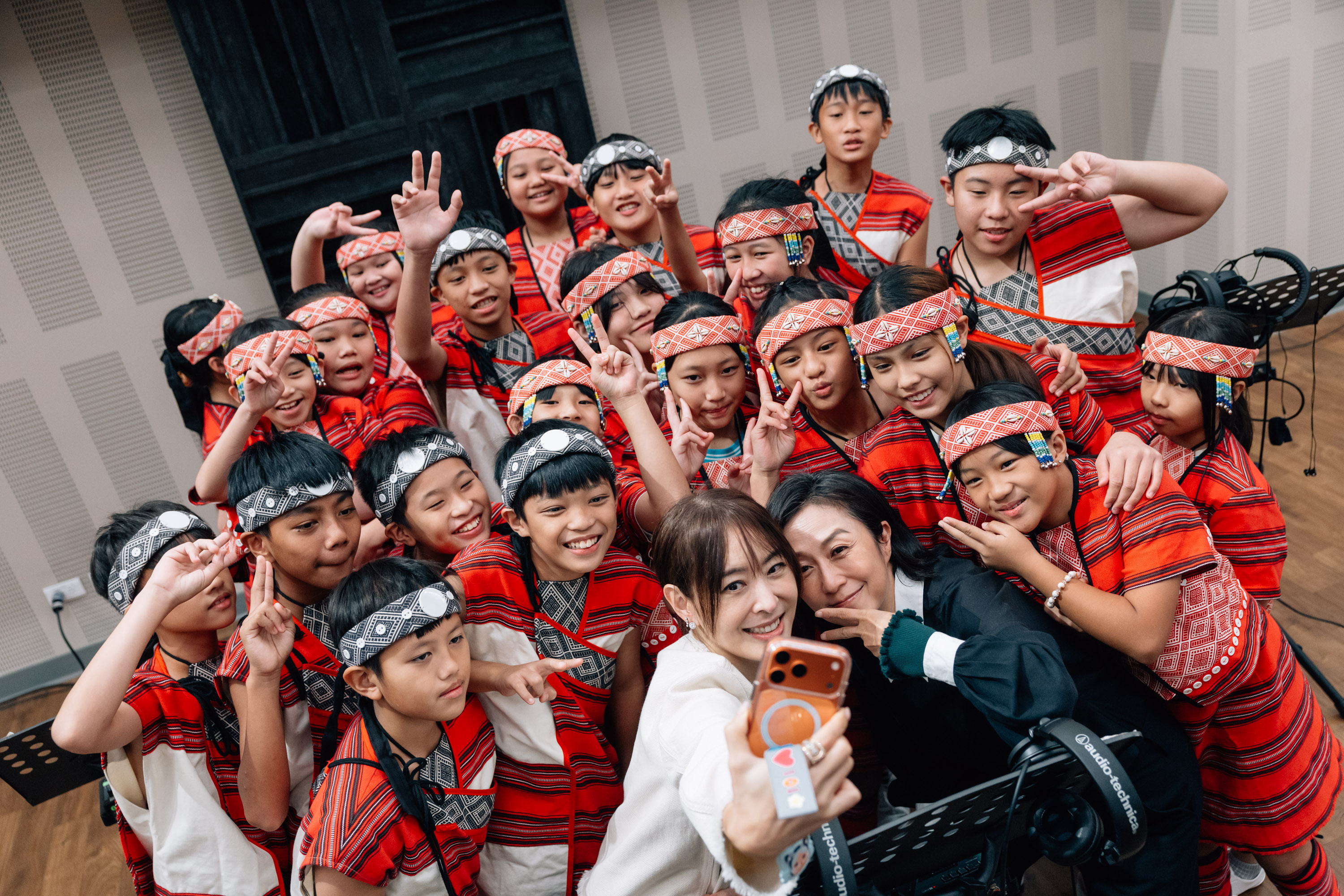 北流董事長黃韻玲、台北101董事長賈永婕與嘉興國小「拿互依&馬胎兒童合唱團」開心自拍。(圖/北流提供)