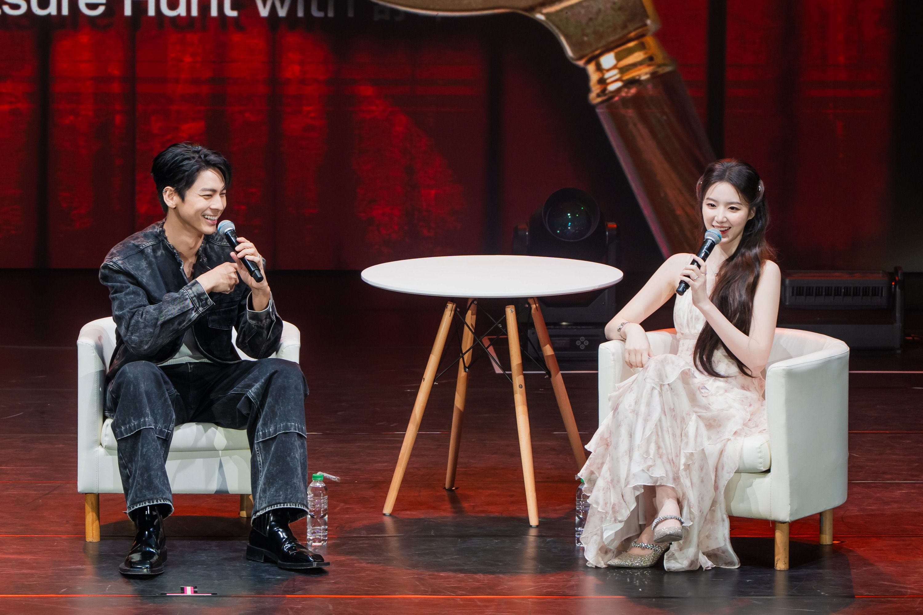 舒華跟林柏宏重現《背著善宰跑》經典橋段。(圖/電通娛樂提供)