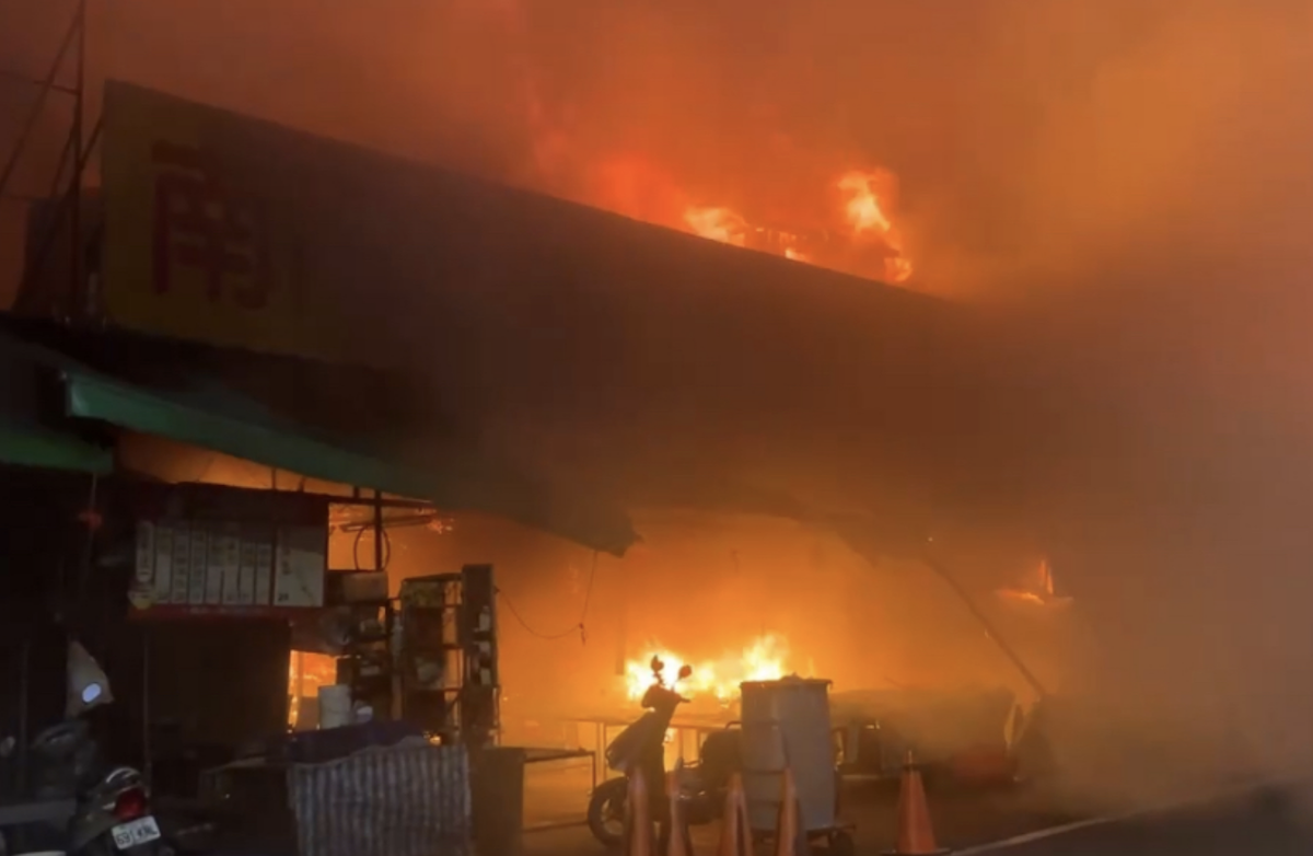 南門市場陷入火海。(圖/翻攝畫面)