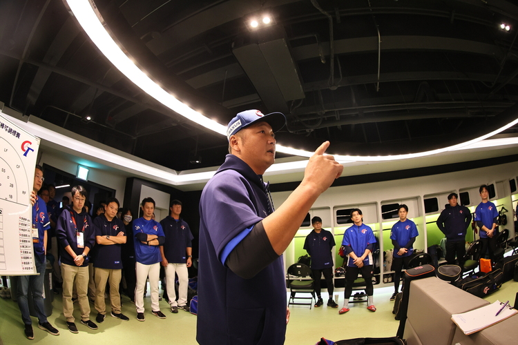 《冠軍之路》教練曾豪駒和球員在上場前的喊話。(圖／牽猴子提供)