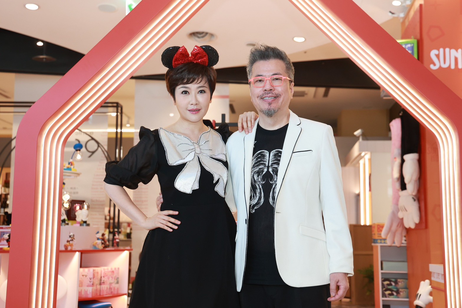 黃國倫朝聖迪士尼樂園寵妻　寇乃馨當「永遠的兒童」