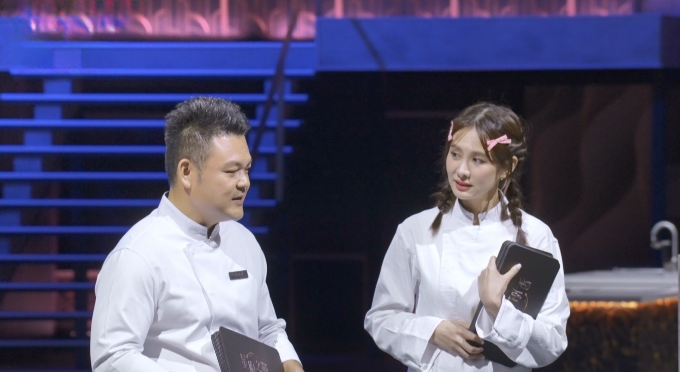 主廚陳勇孝(左)曾認安心亞是雷隊友。(圖/華視提供)