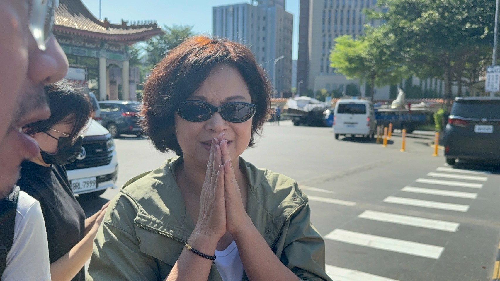 楊貴媚不捨送別顏正國。（圖／陳明中攝）