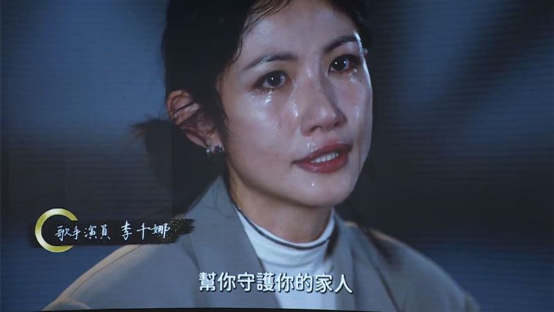 顏正國告別式影片，李千娜哭到淚崩眼妝全花。（圖／翻攝自顏正國臉書）