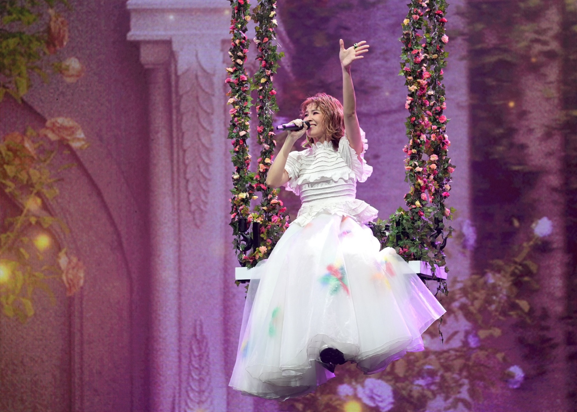 曾沛慈戴450萬珠寶華麗開唱   與男舞者互動喊話：老公不要看