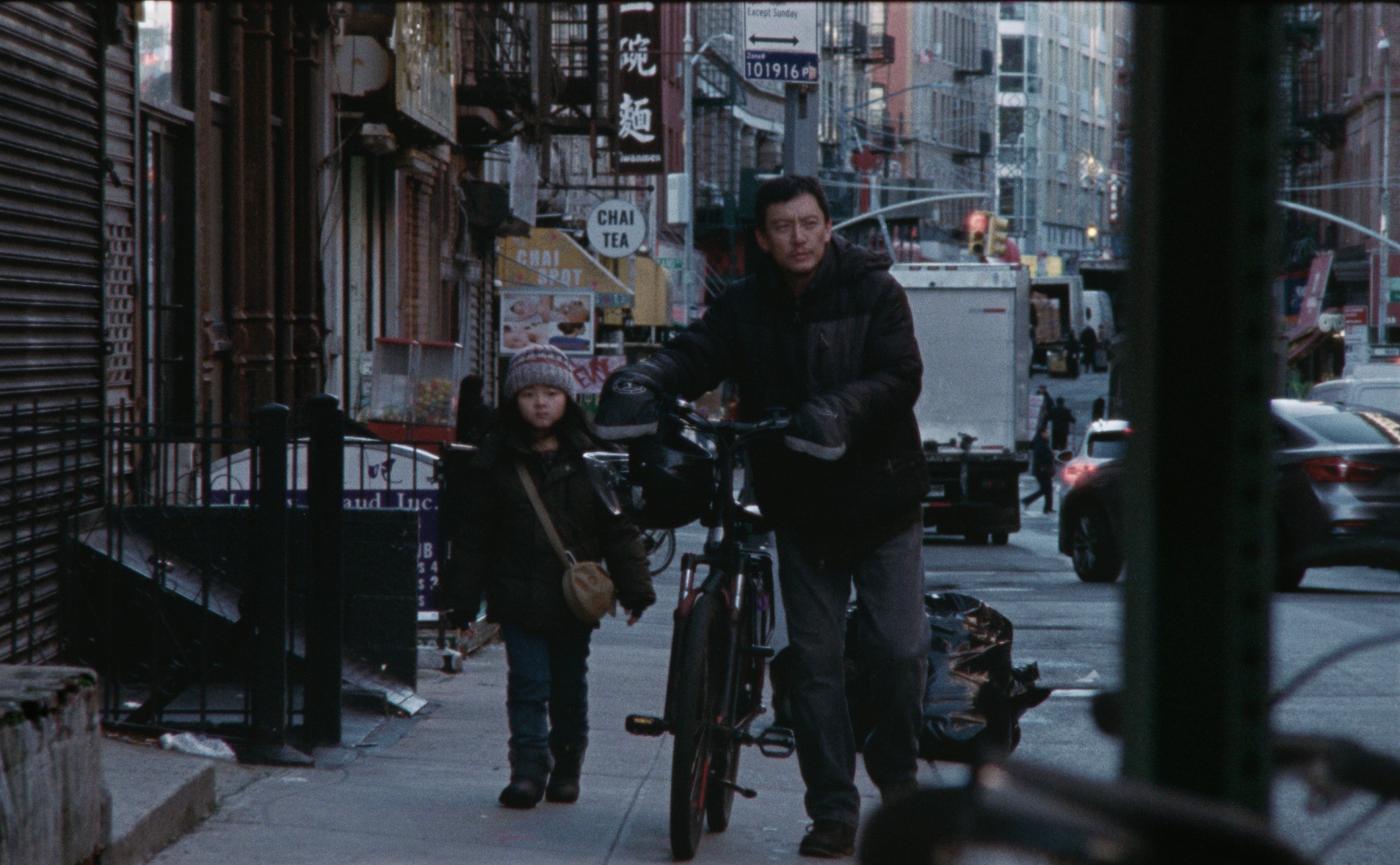 張震在《幸福之路Lucky Lu》飾演衰到爆炸的外送員。(圖/甲上提供)