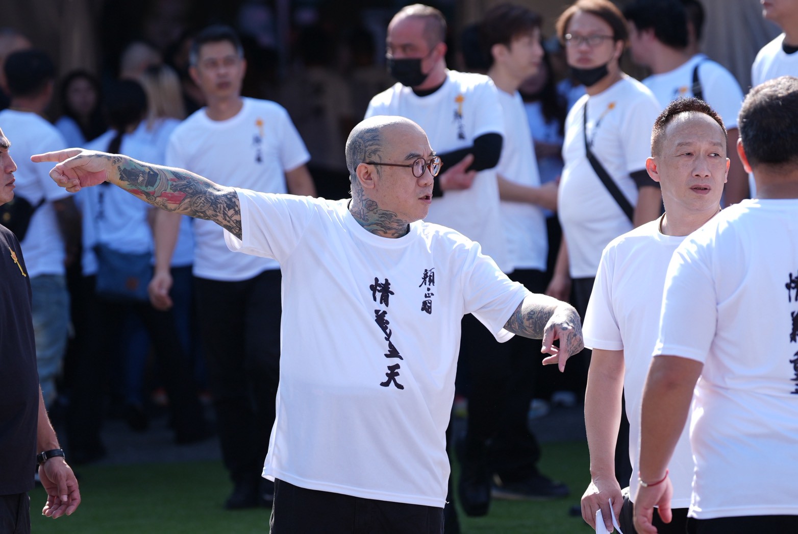 顏正國告別式,結拜大哥鋼鐵爸嘆來生再當兄弟。(圖/陳明中攝)