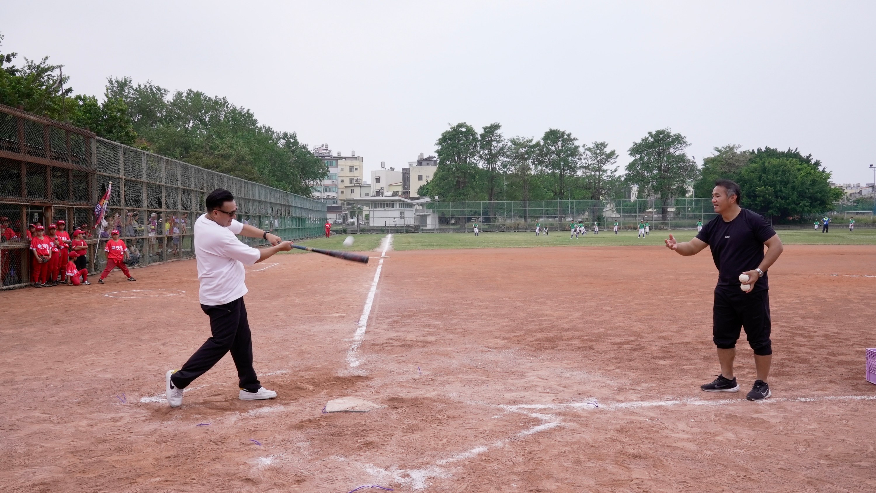 張泰山(右)和黃忠義示範投打棒球。（圖／海爾斯提供）