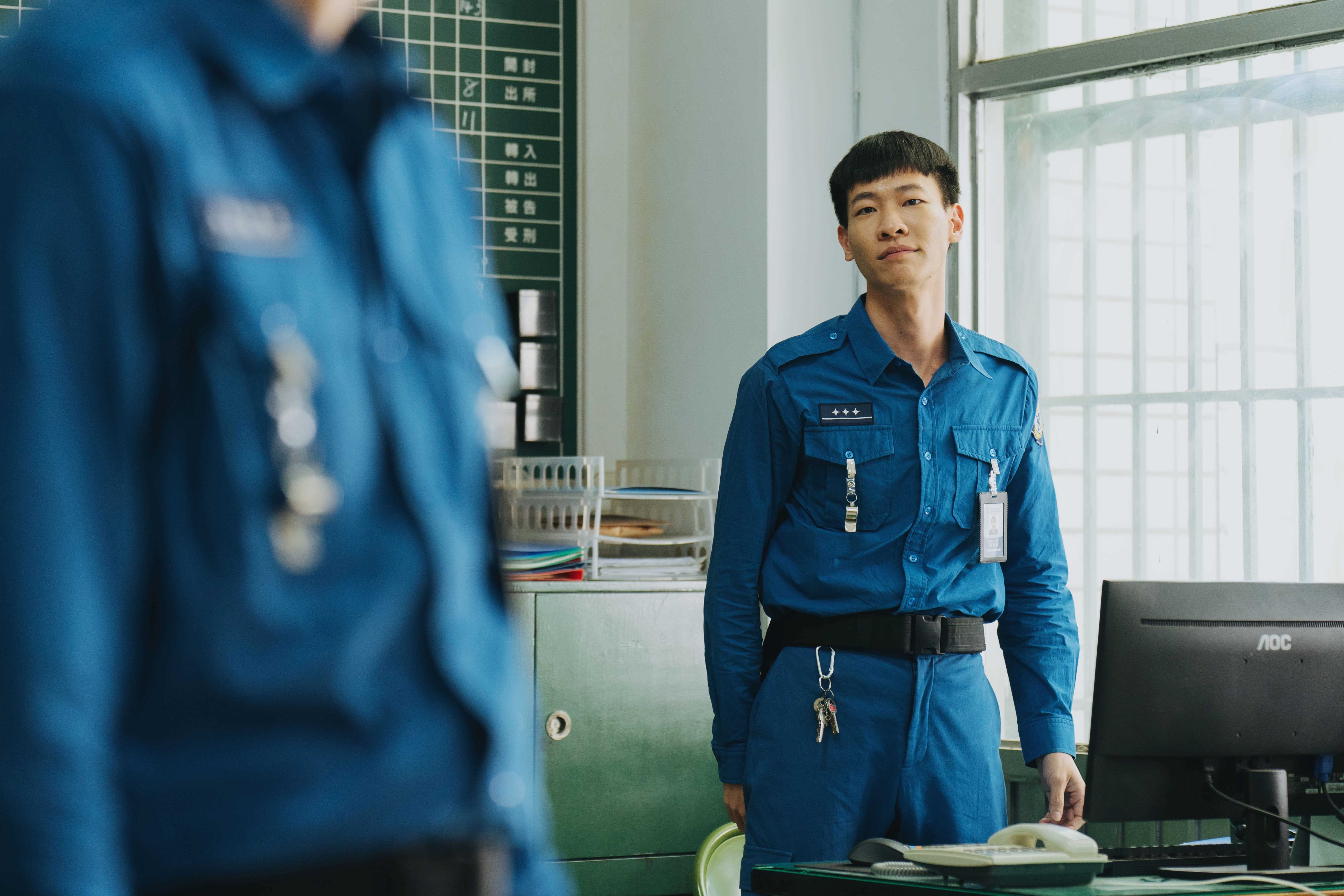 李國強在影集《監所男子囚生記》中飾演懶散卻可愛的獄警。 (圖/愛奇藝國際版、壹壹影業提供)