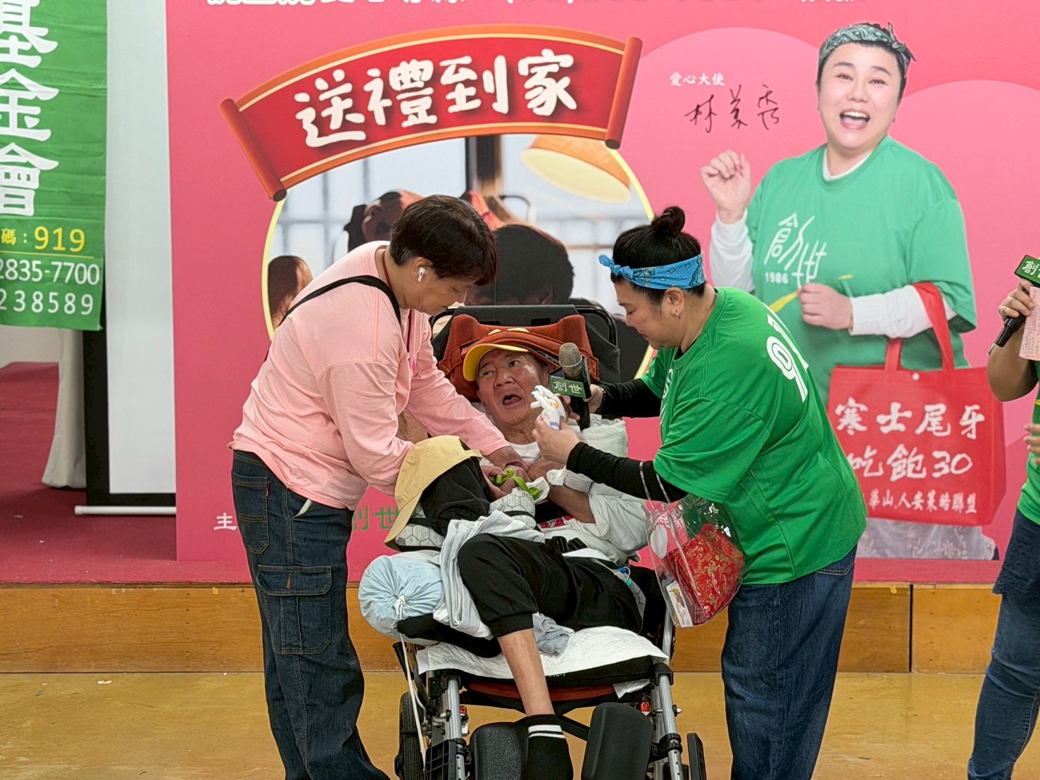 林美秀(右)協助陳先生嘗鮮年夜菜。(圖/娛樂中心攝)