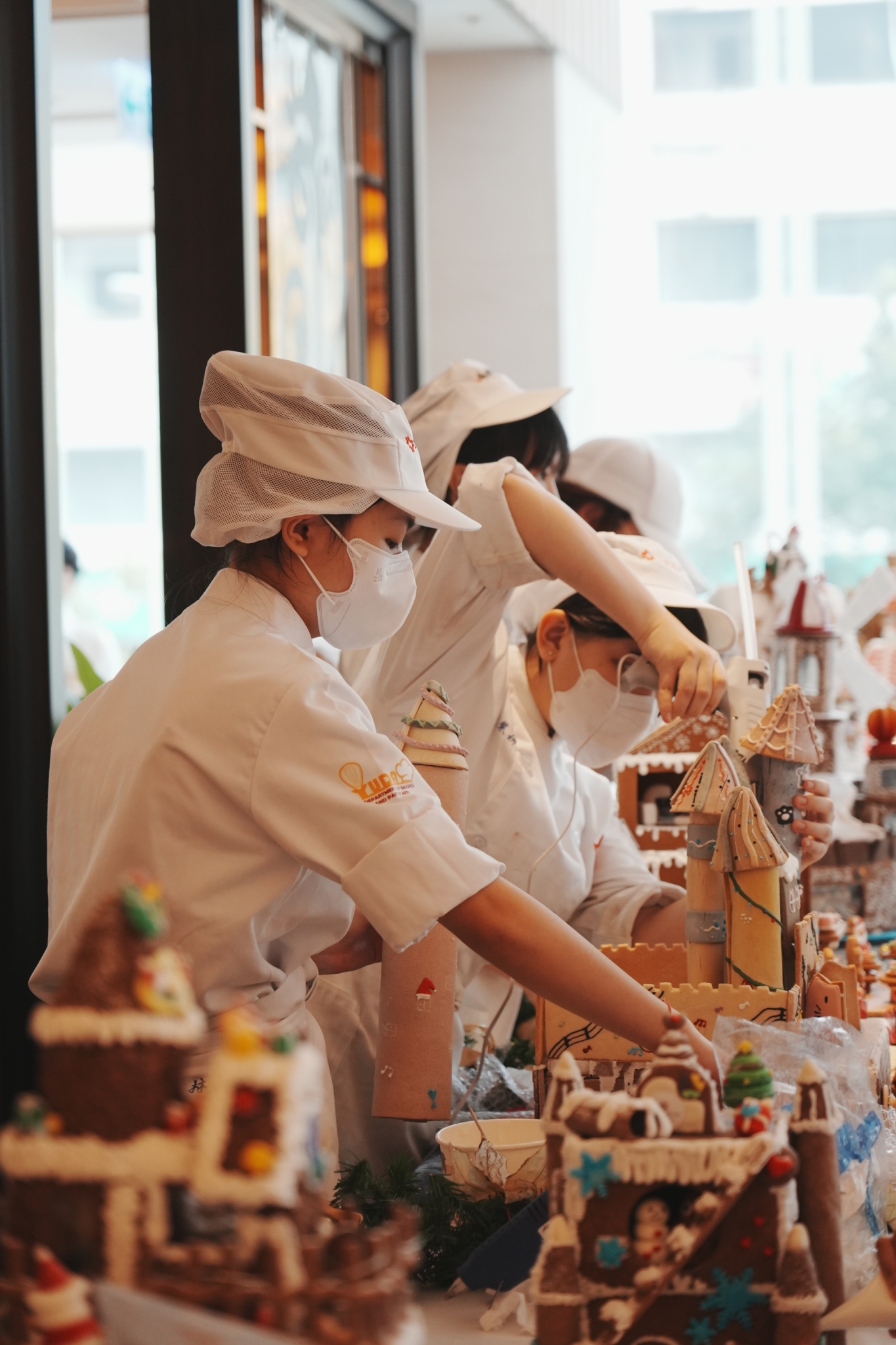 學生進行薑餅屋製作。(圖/大倉久和提供)