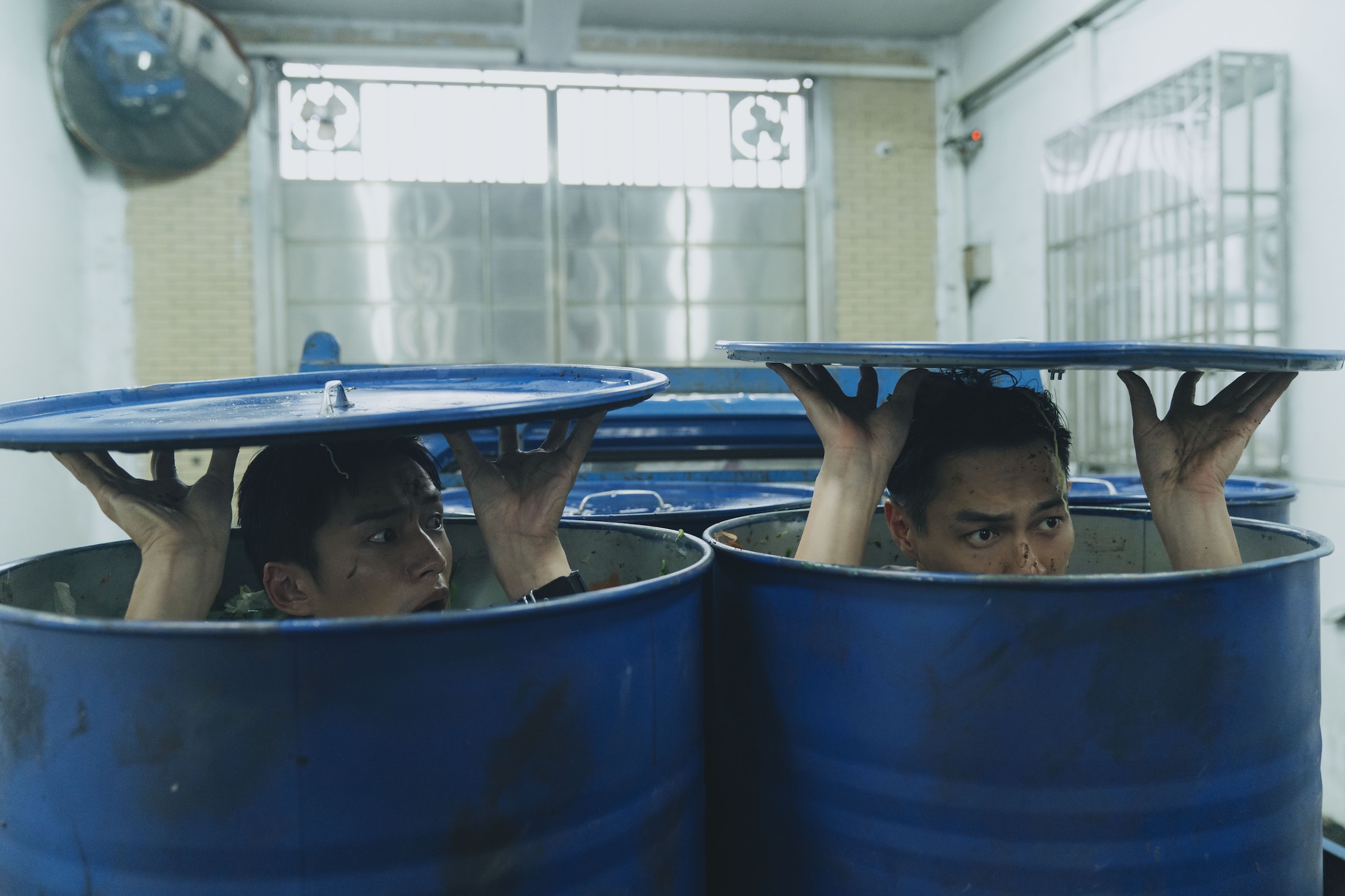 楊祐寧為了逃亡,與陳澤耀一起被人往臉上丟廚餘。(圖/愛奇藝國際版、壹壹影業提供)