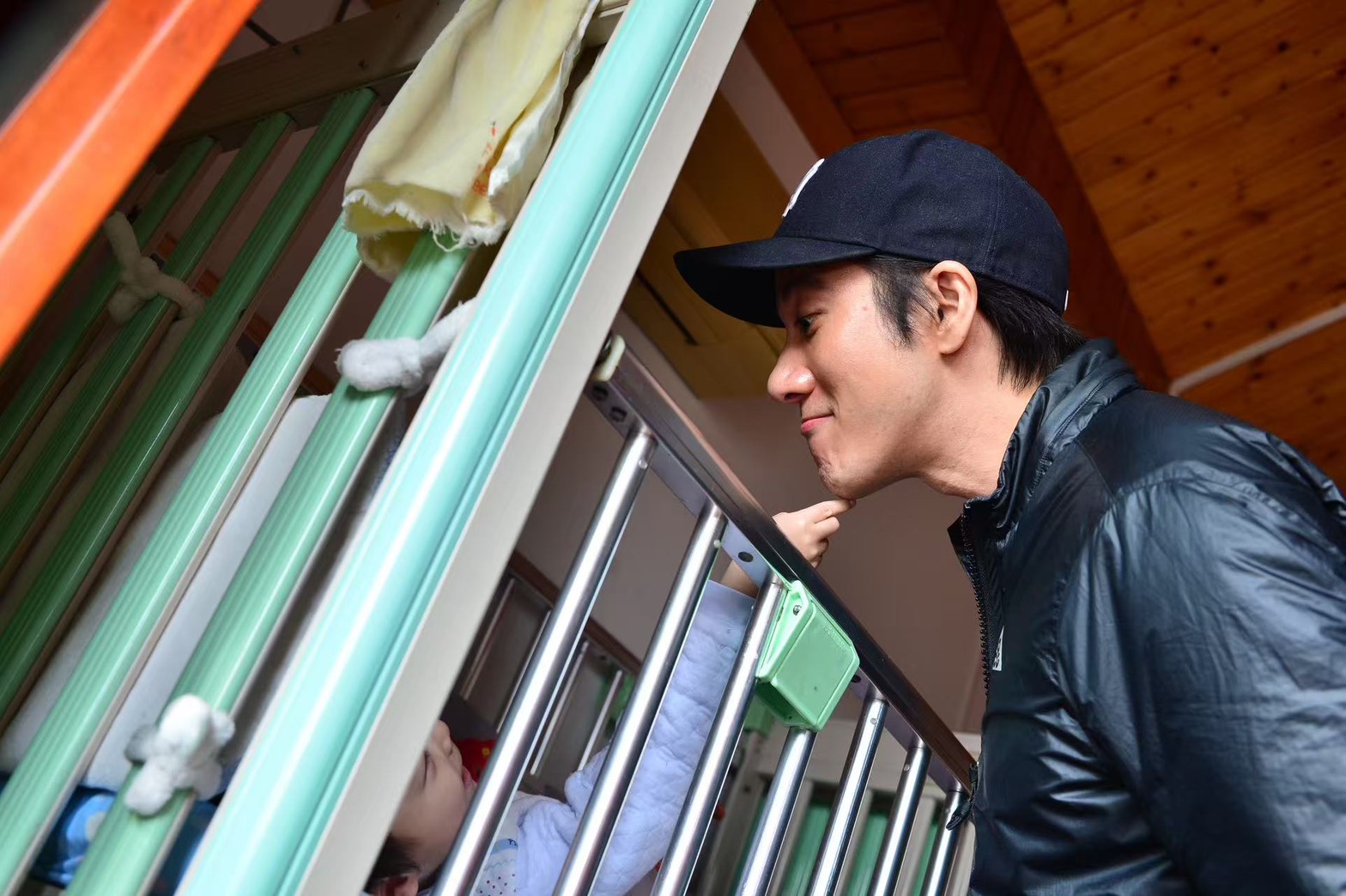 王力宏和小孩互動。（圖／西東音樂提供）