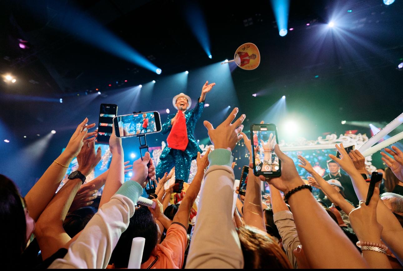 陳雷丟招牌帽子給歌迷。（圖／慕陸國際HiendAsia提供）