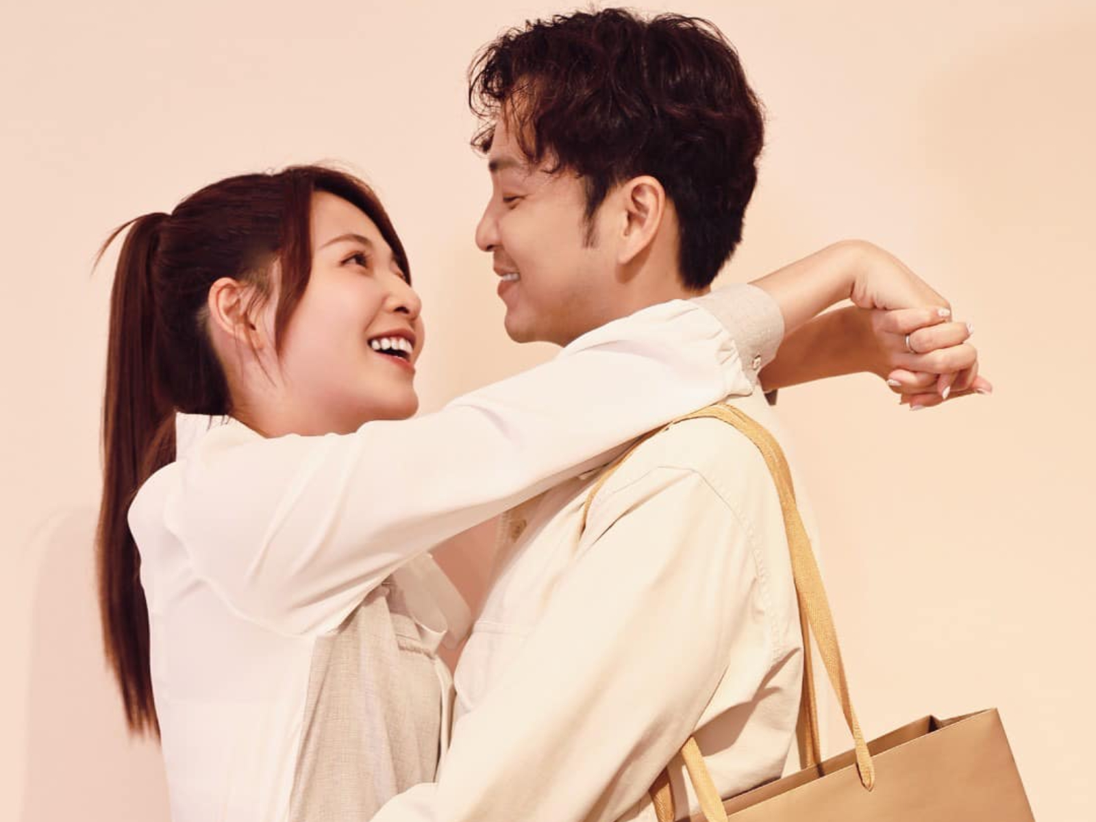 謝京穎（左）和書偉結婚已經2年了。（圖／翻攝謝京穎臉書）