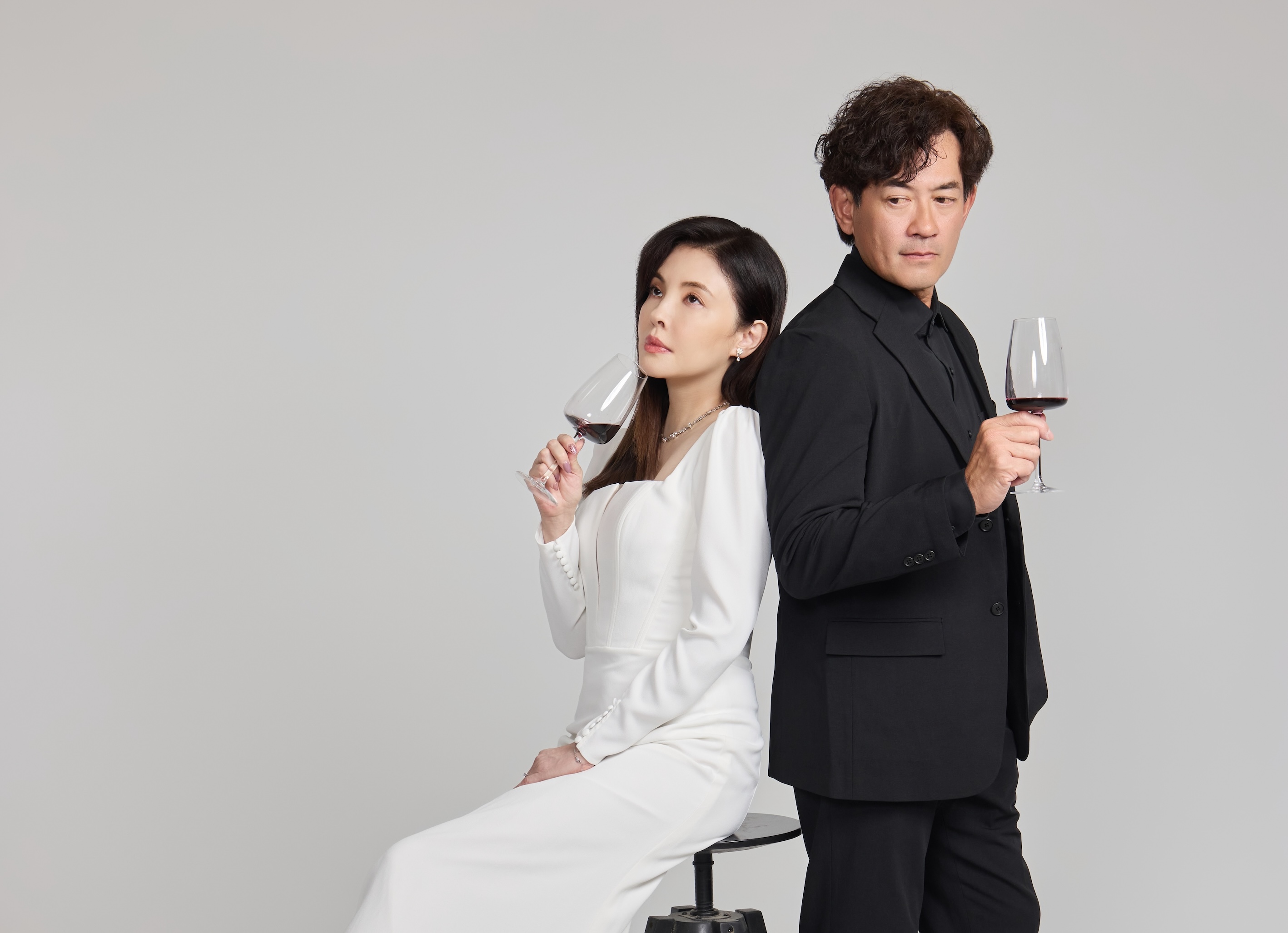 柯叔元、何如芸詮釋舞台劇《婚內失戀》中一對結婚30年的夫妻。(圖/艾彼新創股份有限公司提供)