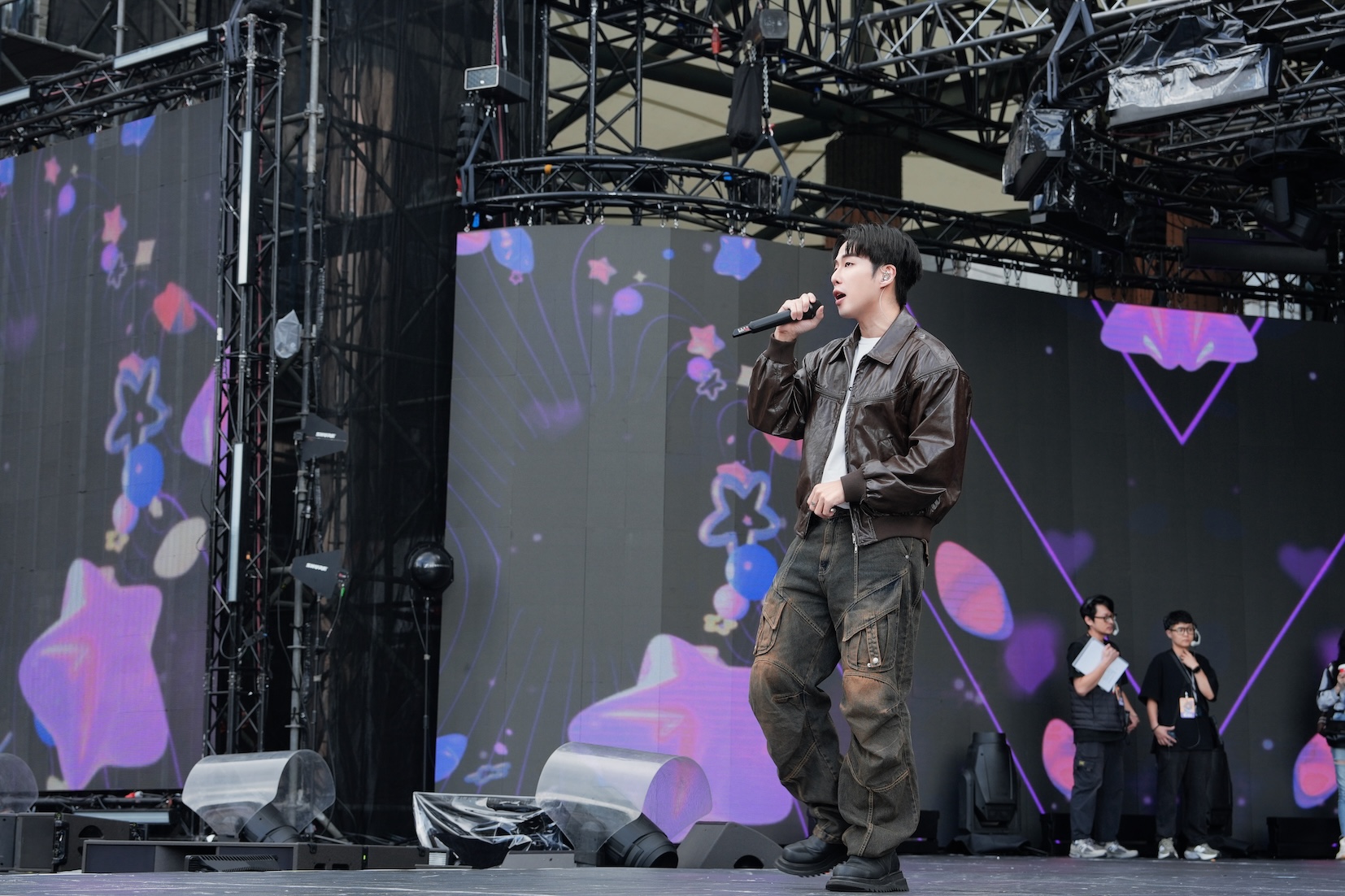 李東軒率先登場進行綵排。（圖／TVBS提供）