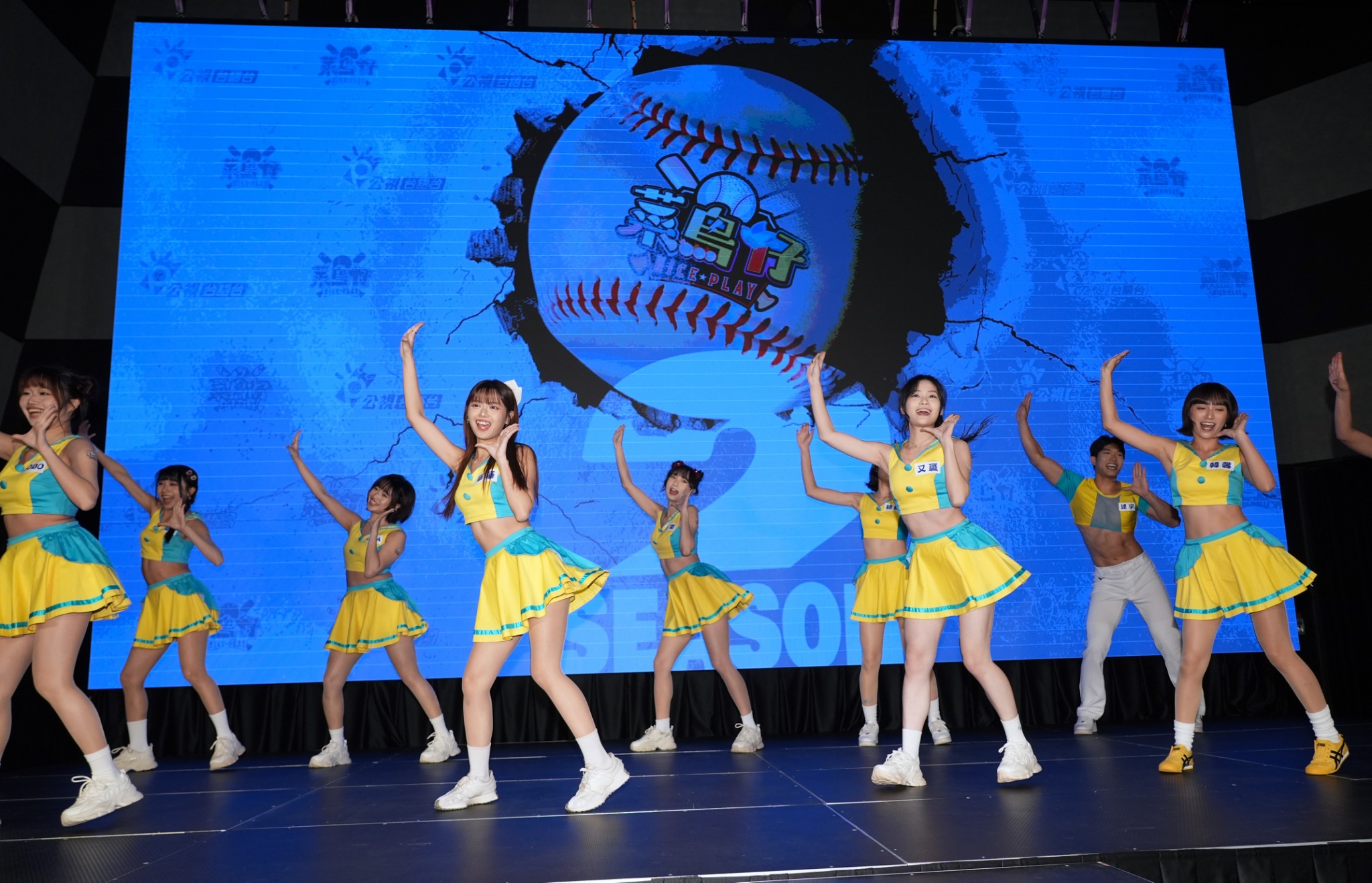 10隻菜鳥仔現場帶來精彩的啦啦隊表演。（圖／記者陳明中攝）