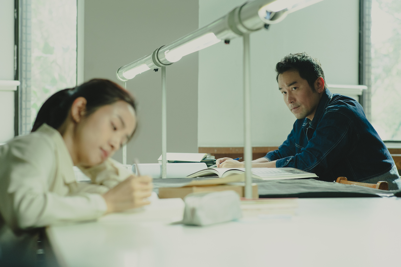 《深度安靜》張孝全、林依晨在圖書館邂逅橋段幾乎都是即興演出。(圖/風起娛樂提供)