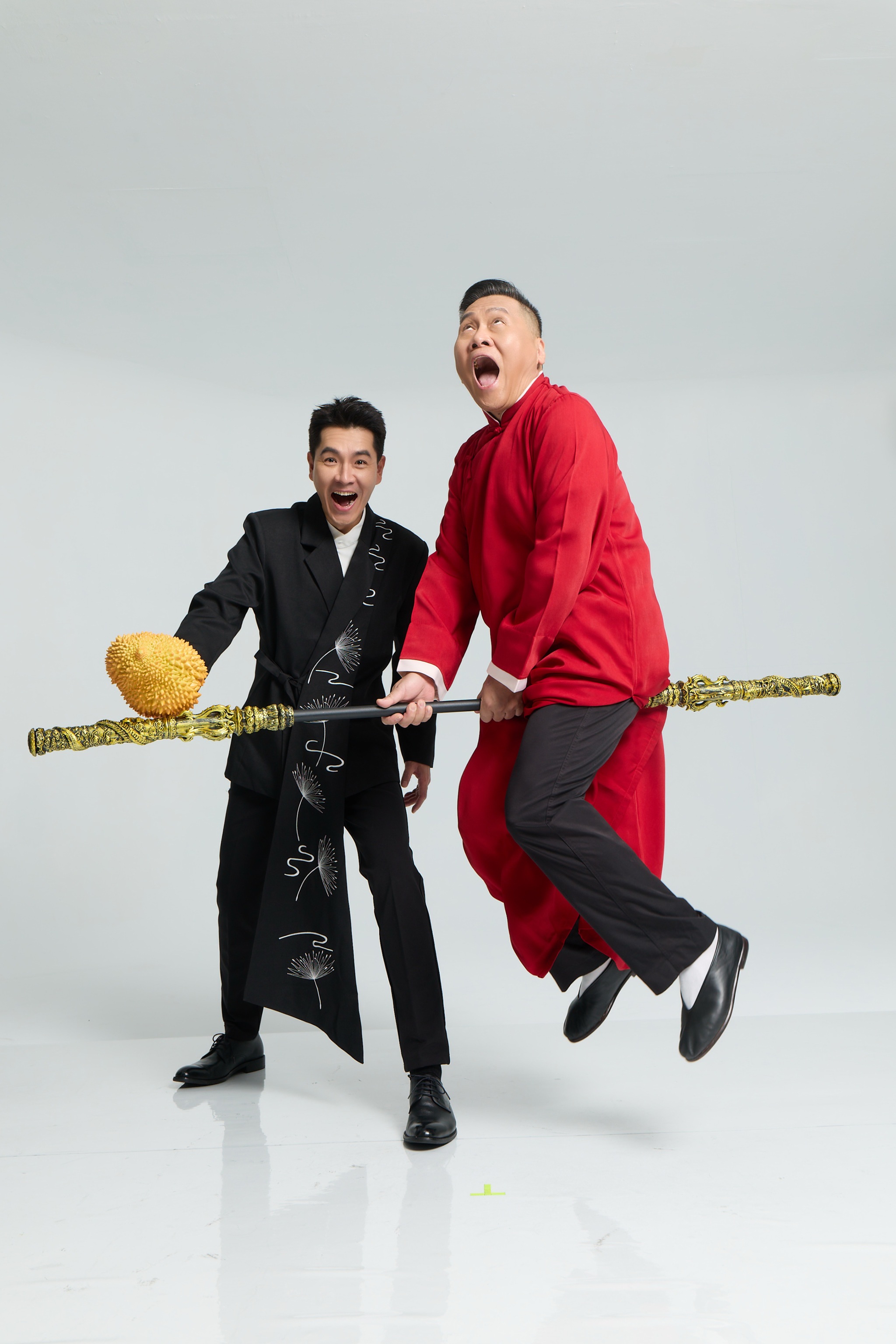 王傳一與朱德剛推出相聲脫口秀作品「壹加一剛好比三小」。（圖／嚞娛樂提供）