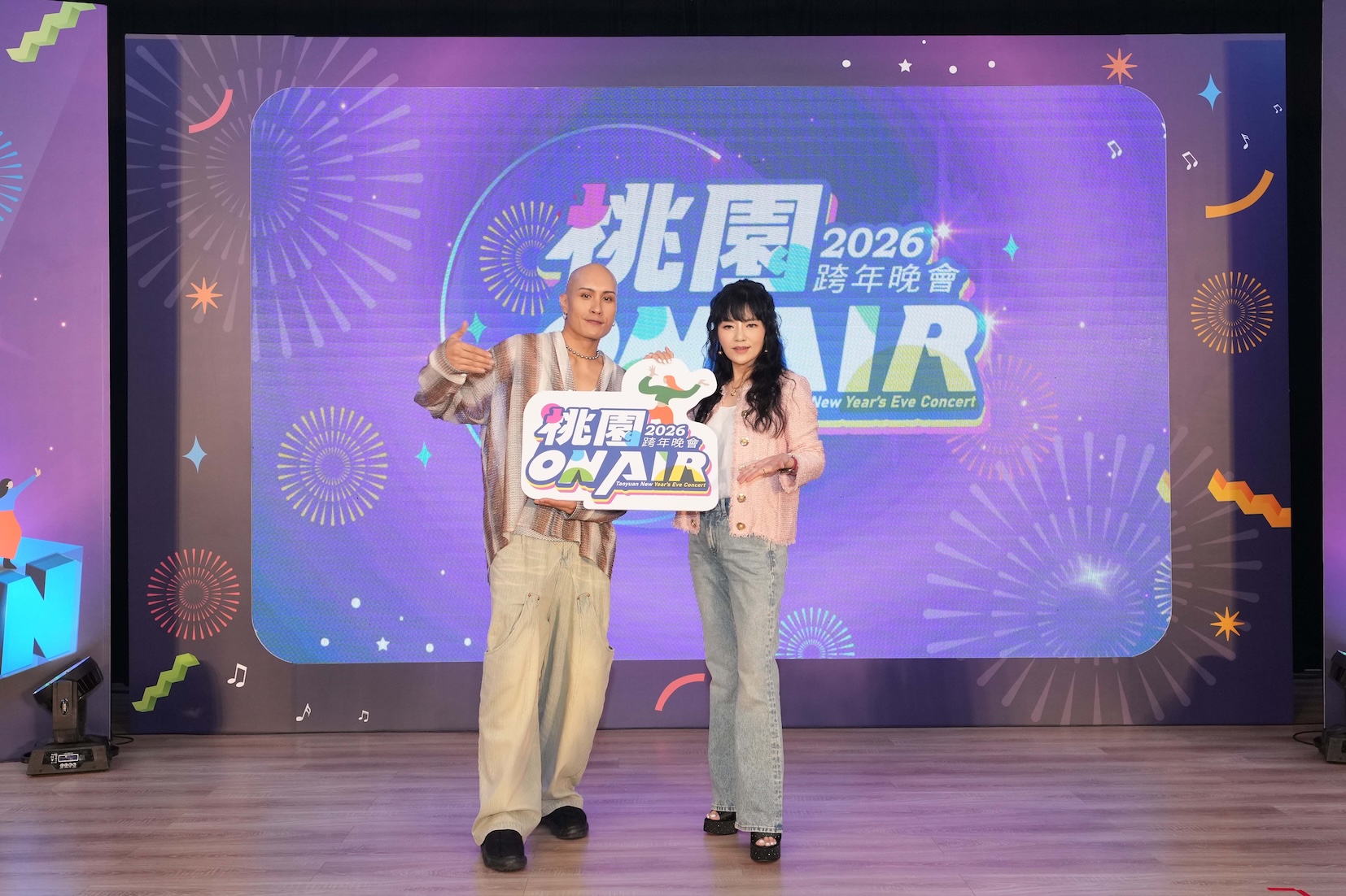 唐綺陽揭曉桃跨壓軸 ，黃宣驚喜獻聲先睹為快。（圖／桃園市政府提供）