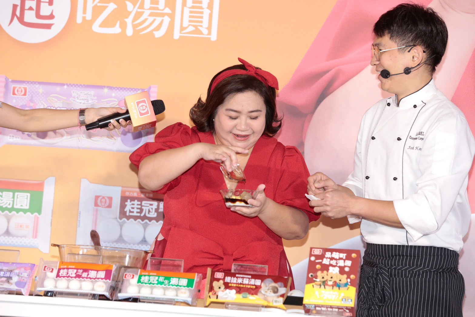 鍾欣凌試吃新口味湯圓。(圖/攝影組)