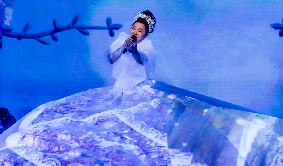 白冰冰豁出去了！登20公尺高台搏命演唱　營造秀場華麗視覺