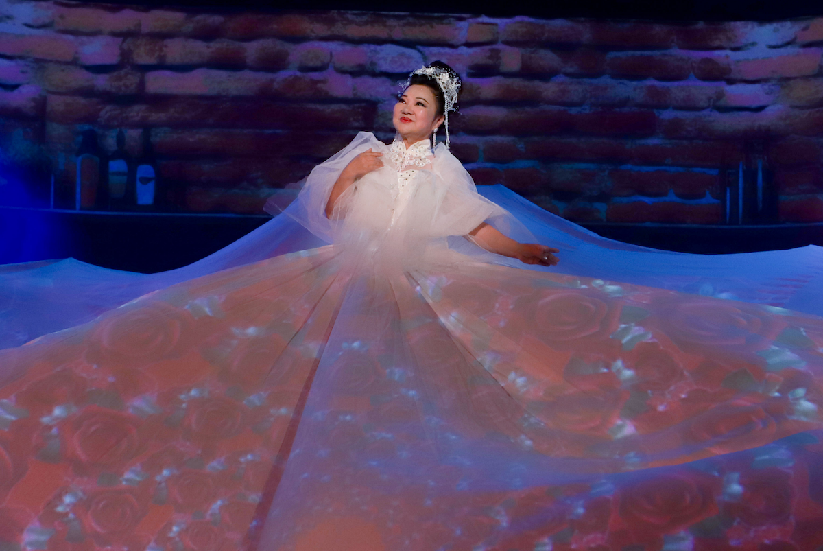 白冰冰登3公尺高台搏命演唱。（圖／民視提供）