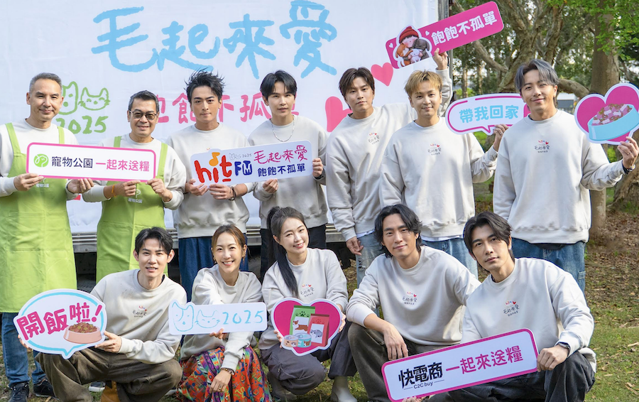 Energy扛飼料送暖。（圖／Hit Fm聯播網提供）