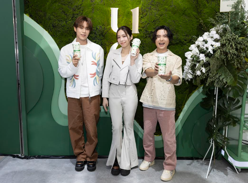 告五人大方請醫護人員喝飲料。（圖／相信音樂提供）