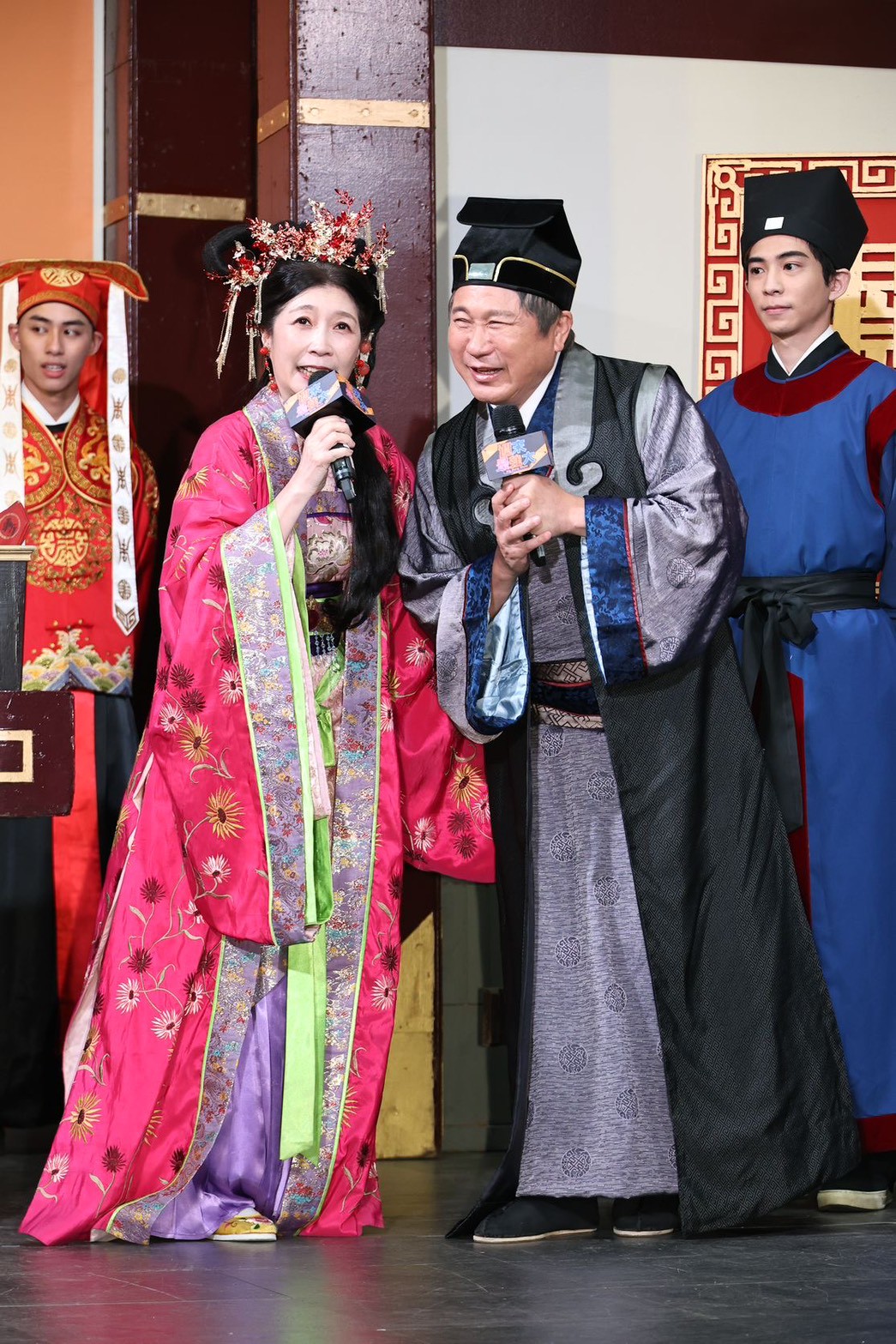 黃嘉千（左）和胡瓜一搭一唱。